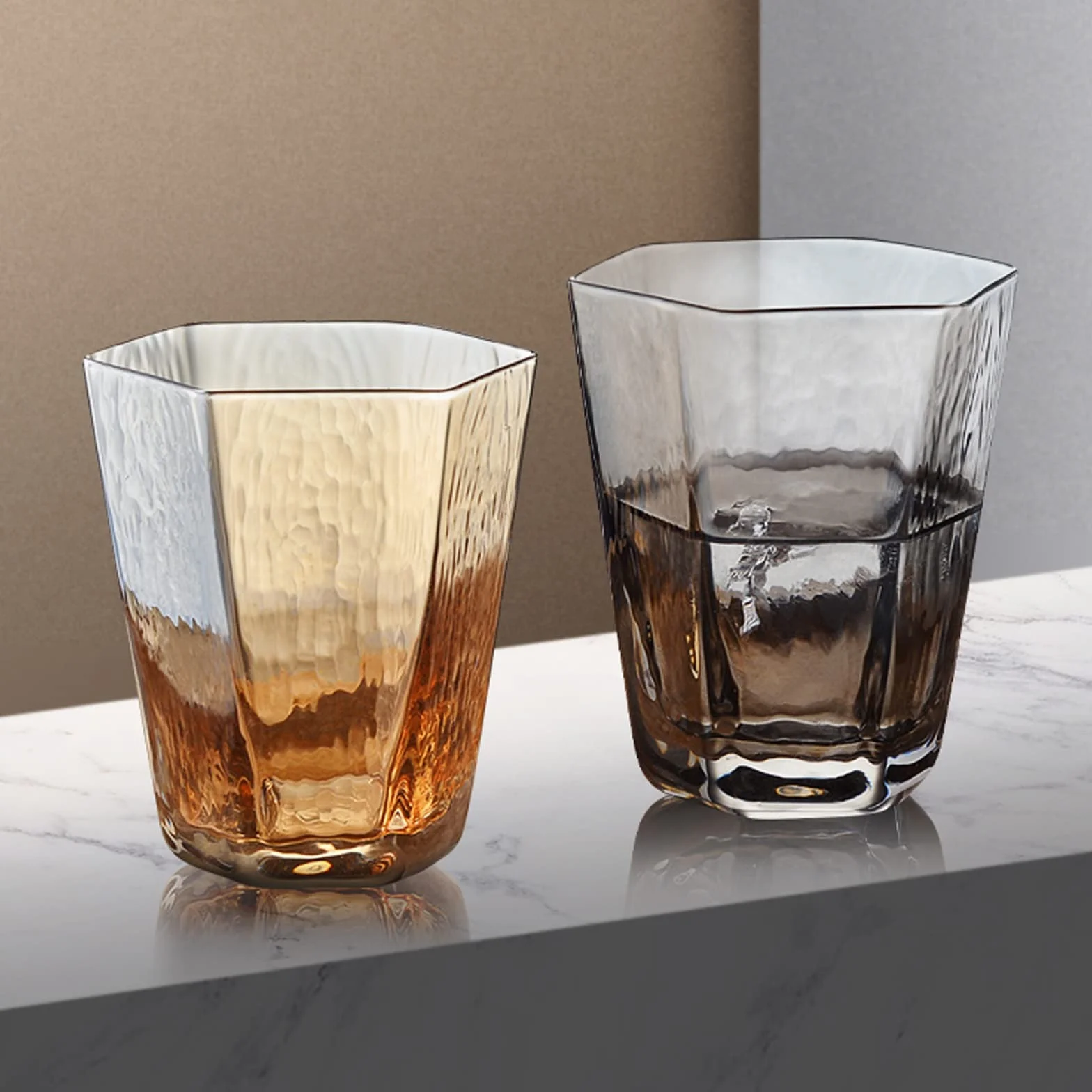 Szklanki do wody Domowe szklanki do picia (zestaw 4 sztuk) Szklany kubek Elegancki design do domu i kuchni Idealny do restauracji, barów, imprez Szklane kubki (Kolor: B) (B)