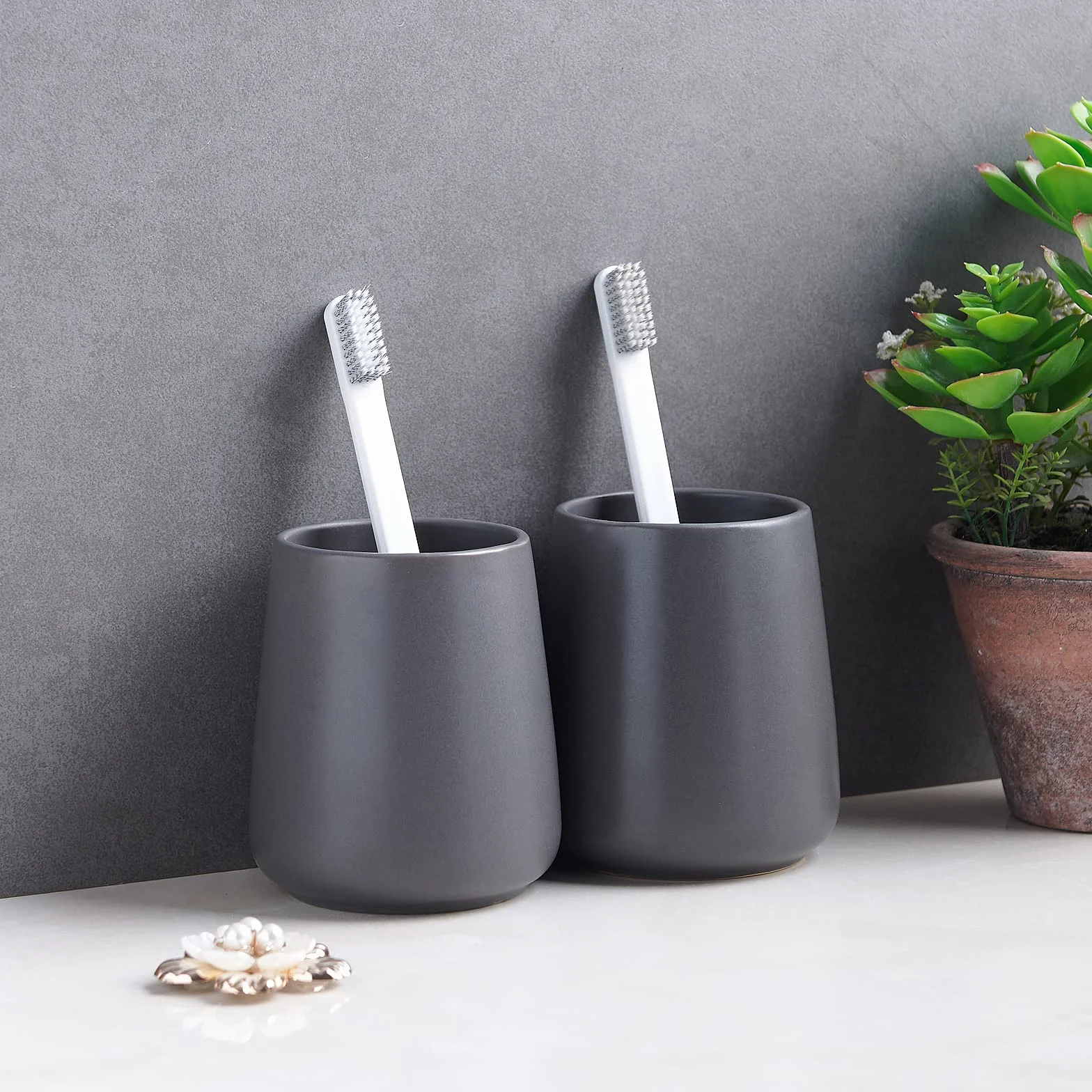 Matowe szare uchwyty na szczoteczki do zębów do łazienki – 2 szt. ceramicznych uchwytów na szczotkę do zębów, uchwyt na pastę do zębów, kubki do płukania jamy ustnej wielokrotnego użytku, oszczędność