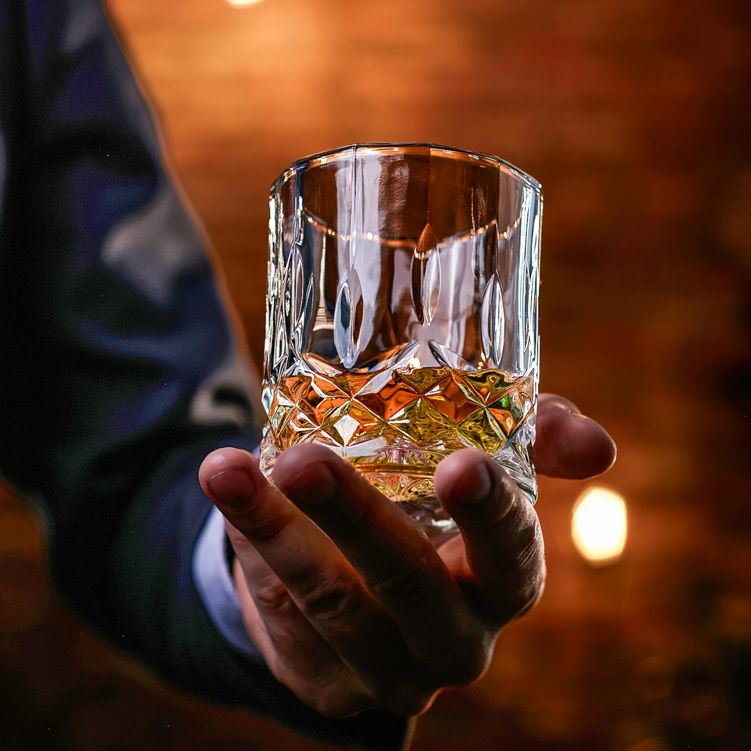 WHISISKEY Zestaw Karafka do Whisky - Zestaw Prezentowy Whiskey - Prezenty dla Mężczyzn - Pomysły na Prezent dla Mężczyzny - Klasyczna Karafka 700ML, 2 Szklanki do Whisky, 4 Kamienie do Whisky