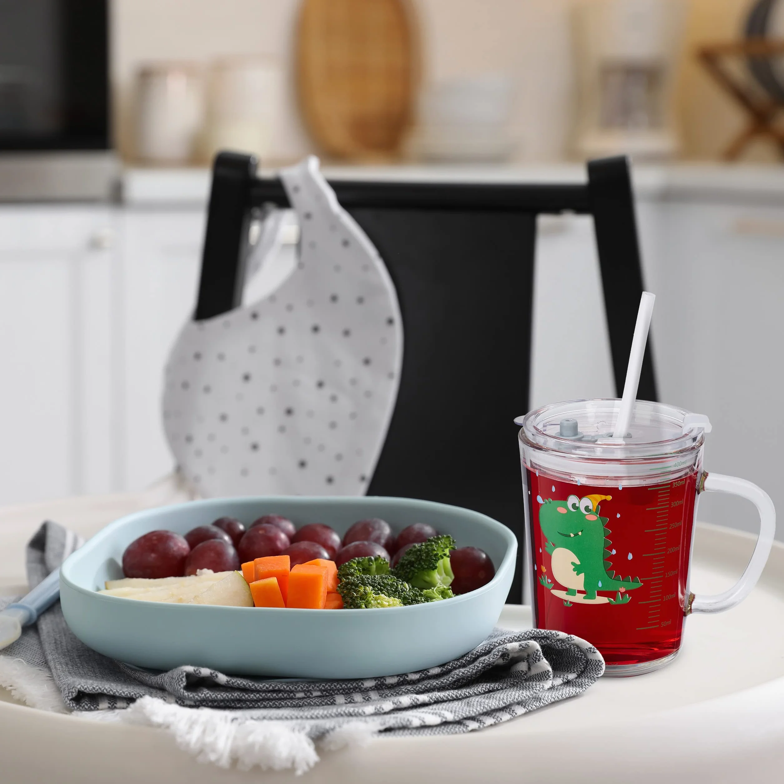 Relaxdays Zestaw 2 szklanek dla dzieci, motyw dinozaura, szklanka do picia dla dzieci, z uchwytem, pokrywką i słomką, skala 400 ml, przezroczyste