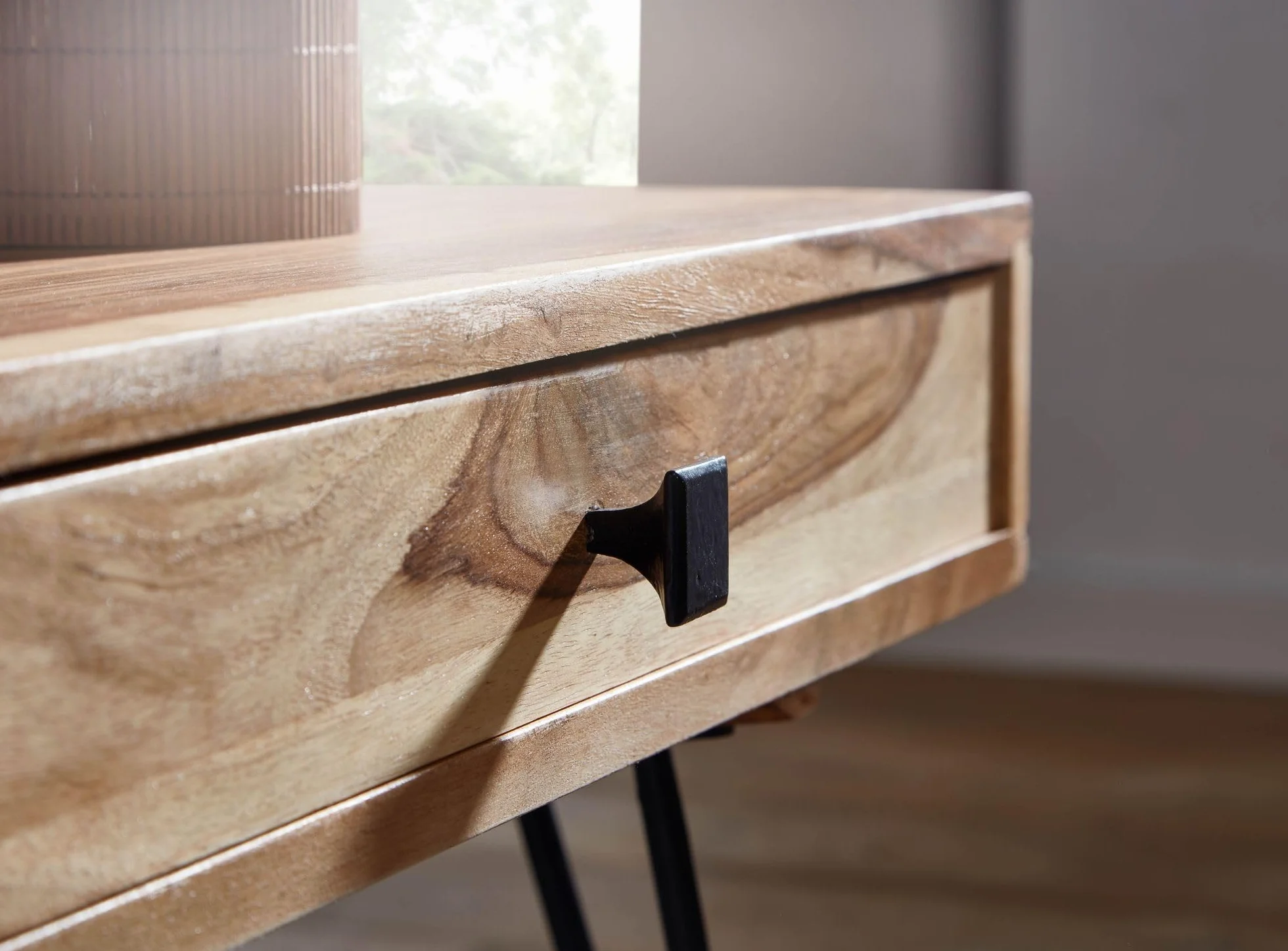 FineBuy stolik kawowy z litego drewna akacjowego, szerokość 117 cm, do salonu, metalowe nogi, styl dworkowy, stolik pomocniczy, produkt naturalny, meble do salonu, unikat, nowoczesne meble z litego drewna, prostokątne