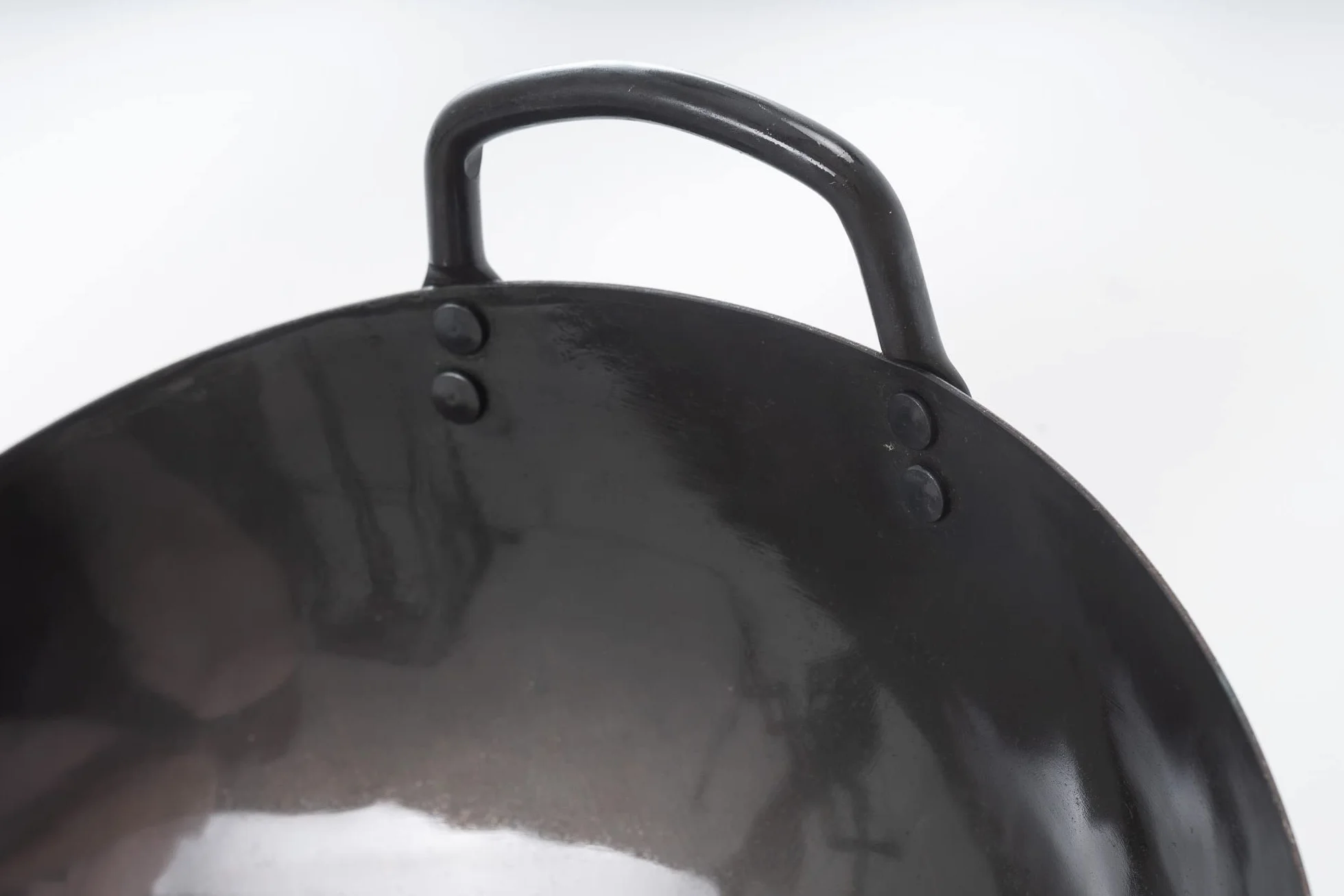 Craft Wok Black13 wstępnie sezonowany ręcznie młotkowany wok ze stali węglowej z drewnianym i stalowym uchwytem pomocniczym (33 cm, okrągłe dno)