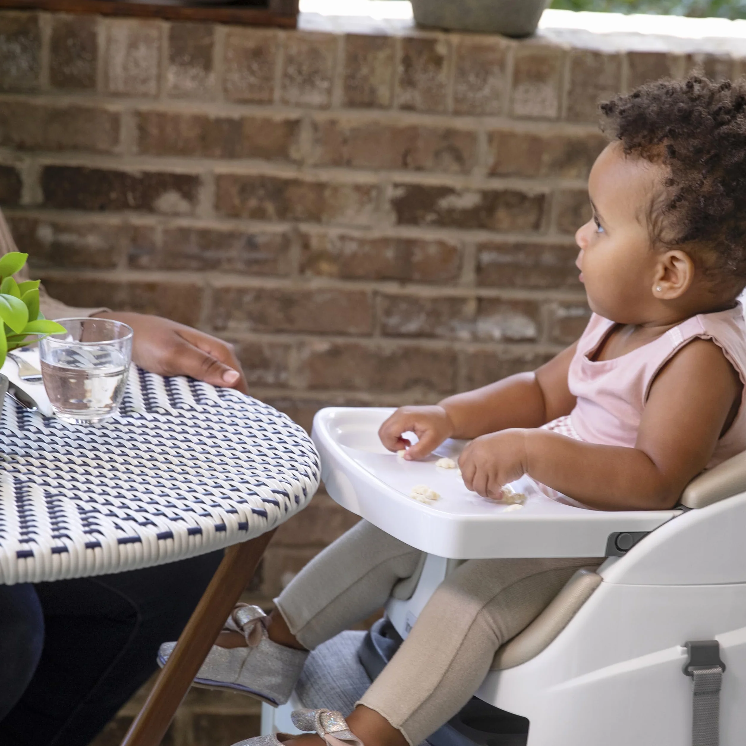 Ingenuity Baby Base 2 w 1, fotelik dziecięcy w kolorze kaszmirowym, fotel podwyższający, siedzisko do jadalni i karmienia dla małych dzieci, łatwe do czyszczenia, ze zdejmowaną i samoskładującą się tacą, dla dzieci od 6 miesięcy