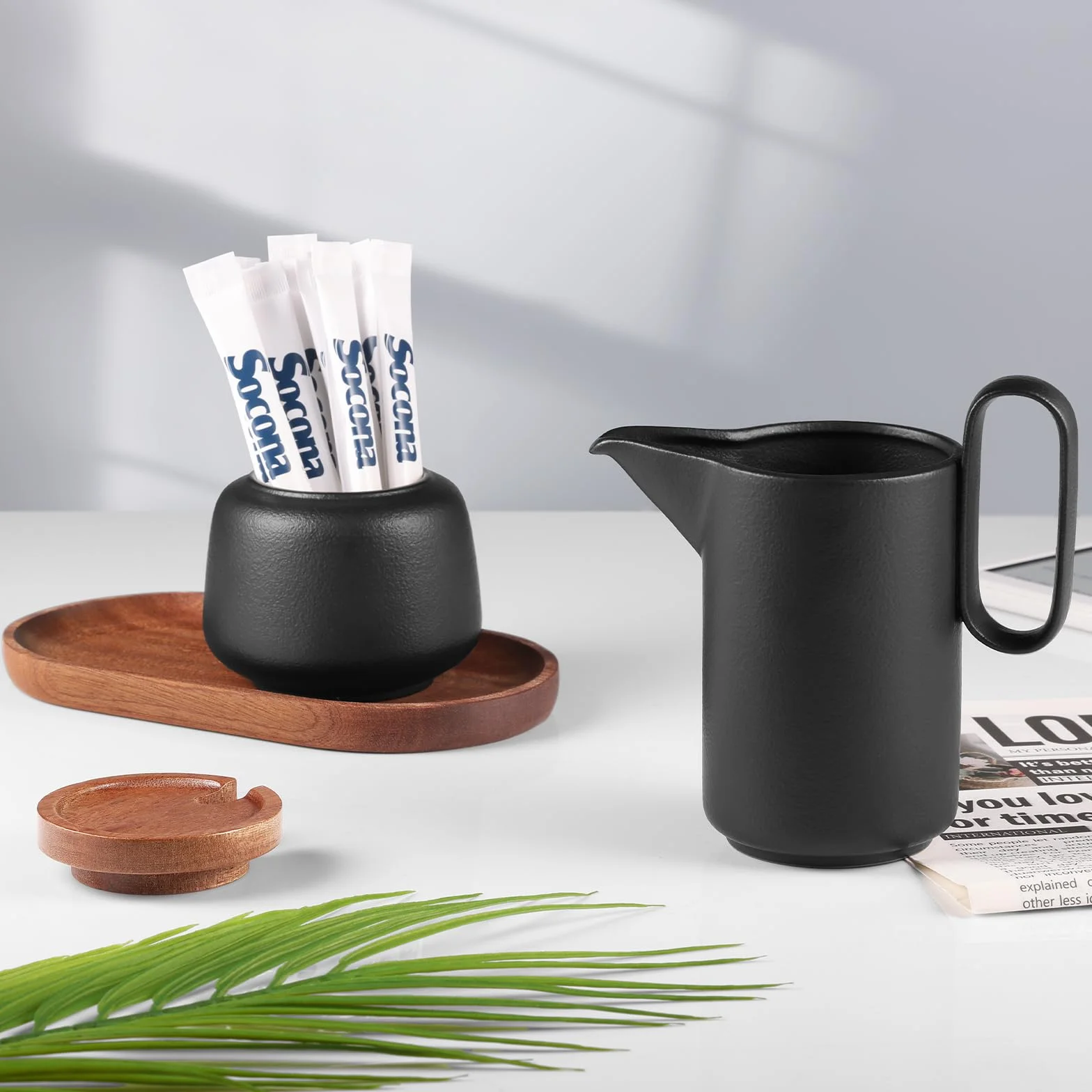 ecooe Zestaw do mleka i cukru – dzbanek na mleko czarny ceramiczny i cukiernica, z pokrywką i metalową łyżeczką, dzbanek na cukier barista z drewnianą tacą, ceramiczny dzbanek na śmietanę, pojemnik na