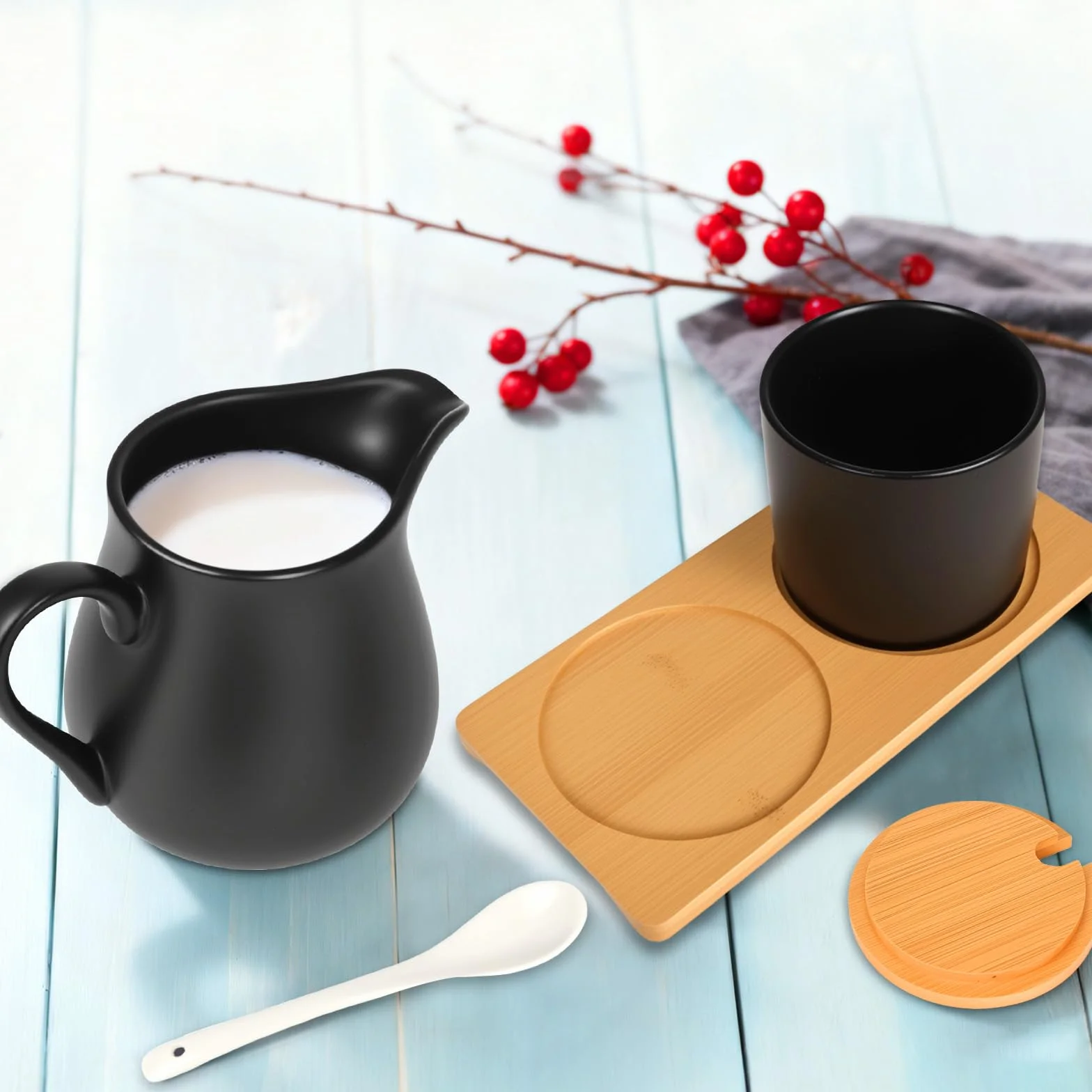 Zestaw do mleka i cukru z pokrywką i łyżeczką, dzbanek na mleko czarny ceramiczny i cukiernica z drewnianą tacą, dzbanek na mleko można myć w zmywarce i używać w kuchence mikrofalowej