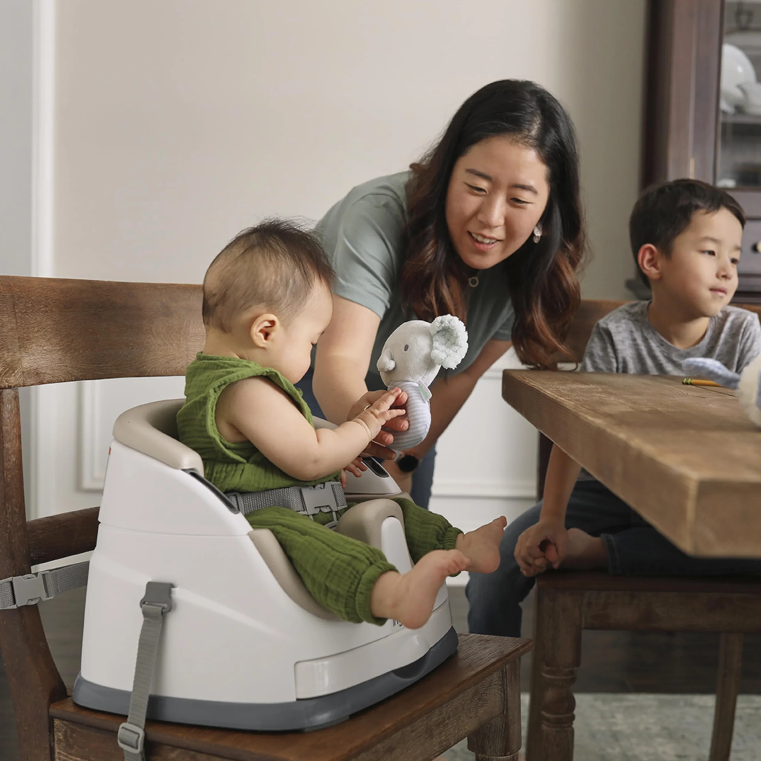 Ingenuity Baby Base 2 w 1, fotelik dziecięcy w kolorze kaszmirowym, fotel podwyższający, siedzisko do jadalni i karmienia dla małych dzieci, łatwe do czyszczenia, ze zdejmowaną i samoskładującą się tacą, dla dzieci od 6 miesięcy