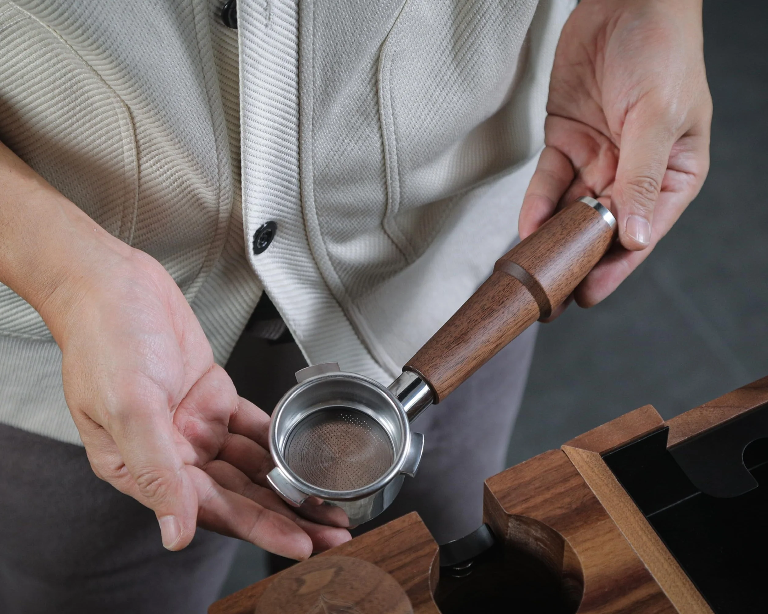 Espresso Bottomless Uchwyt filtra bez dna ze stali nierdzewnej z uchwytem z orzecha włoskiego (orzech, pasuje do 54 mm Sage/Breville)