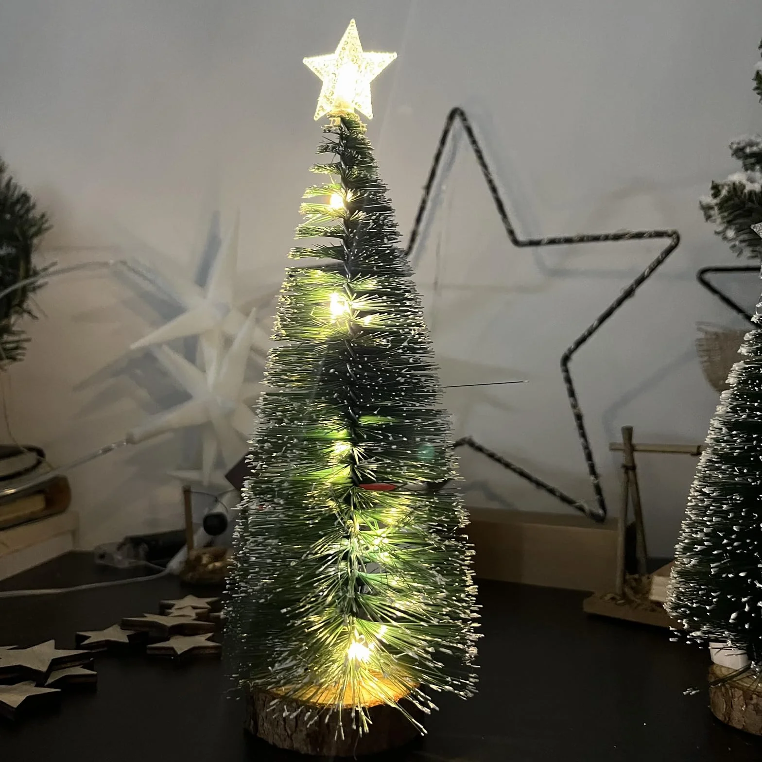 3 szt. małych choinek, mini sztuczne choinki z drewnianymi podstawami (18/22/28 cm), światłami LED i śniegami do dekoracji bożonarodzeniowych, DIY (ciepłe światło)