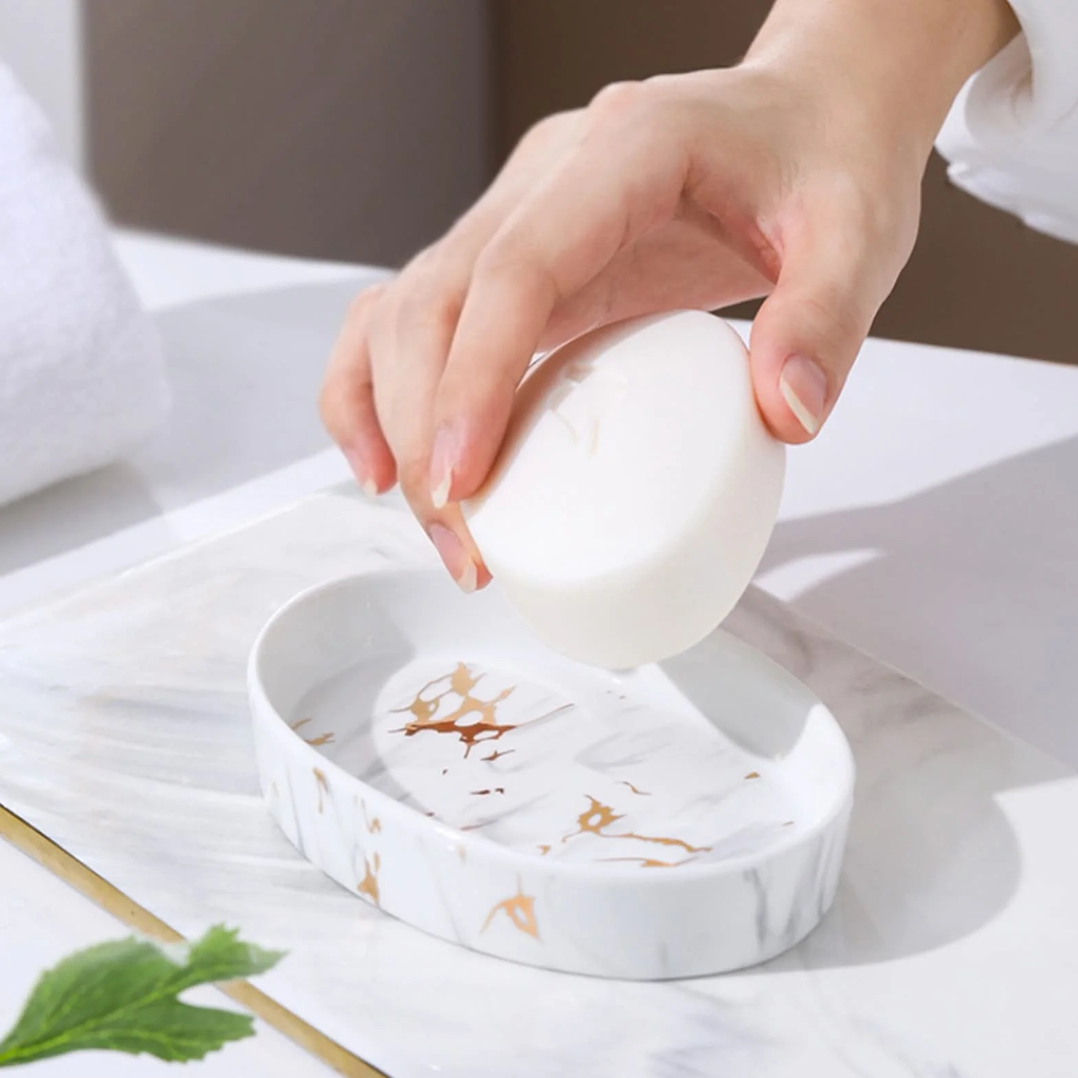 GIBZ Nowoczesny Stylowy Ceramiczny Zestaw 4-częściowy Do Kąpieli Zestaw Akcesoriów Do Blatu Mydelniczka, Uchwyt Na Szczotekę Do Zębów, Dozownik Mydła, Kubek Łazienkowy Biały
