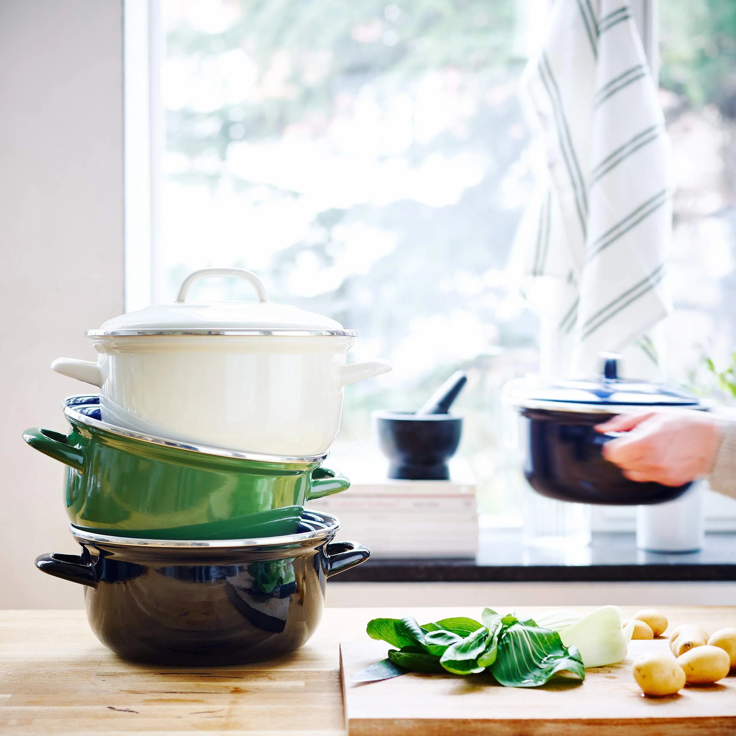 BK Cookware, Indigo Okrągła Emaliowana Brytfanna z Pokrywką - 22 cm/3.3l, Niebieski