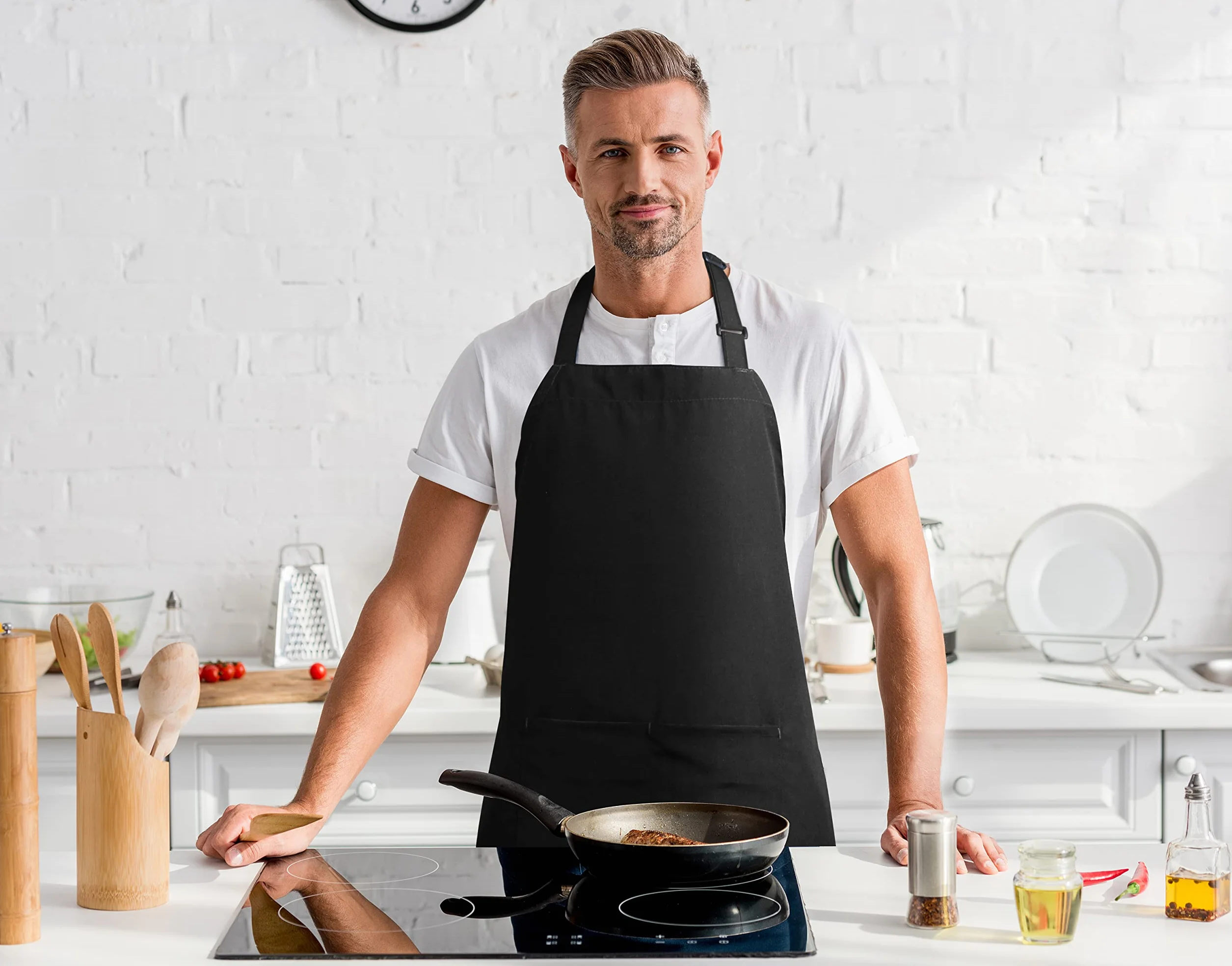 Utopia Kitchen Fartuch kuchenny, regulowany z 2 kieszeniami, odporny na wodę i olej, fartuch szefa kuchni dla kobiet mężczyzn, 2-pak