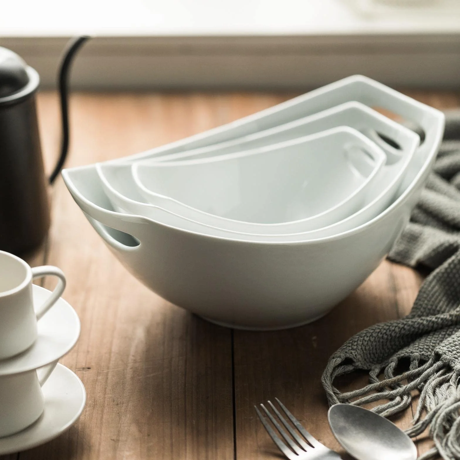 Gomakren Zestaw 3 porcelanowych misek z uchwytami, białe talerze mieszające miska zestaw rozrywkowy, zestaw misek do zagnieżdżania naczyń, zmywarka i piekarnik,