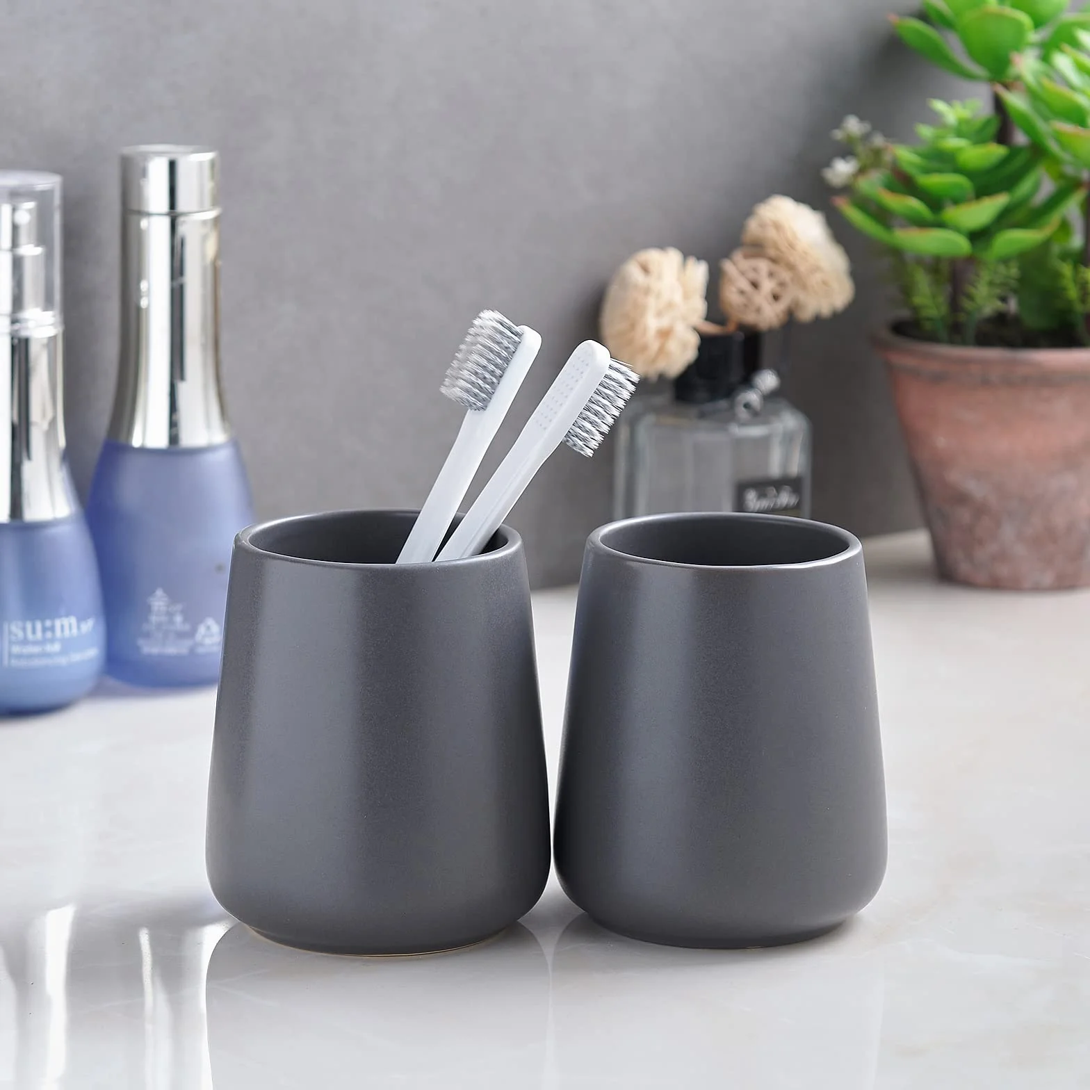 Matowe szare uchwyty na szczoteczki do zębów do łazienki – 2 szt. ceramicznych uchwytów na szczotkę do zębów, uchwyt na pastę do zębów, kubki do płukania jamy ustnej wielokrotnego użytku, oszczędność