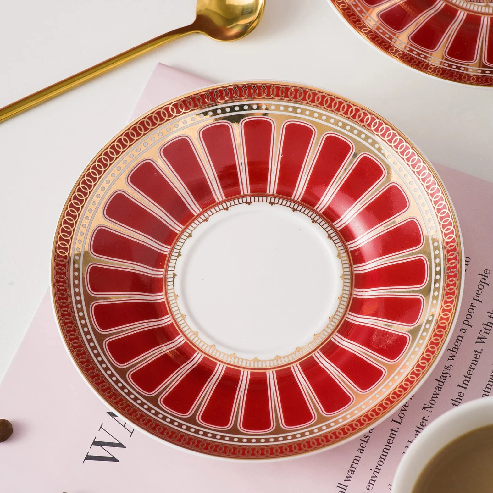 Zestaw filiżanek do kawy z ceramiki porcelany kościanej 200 ml czerwono-złote