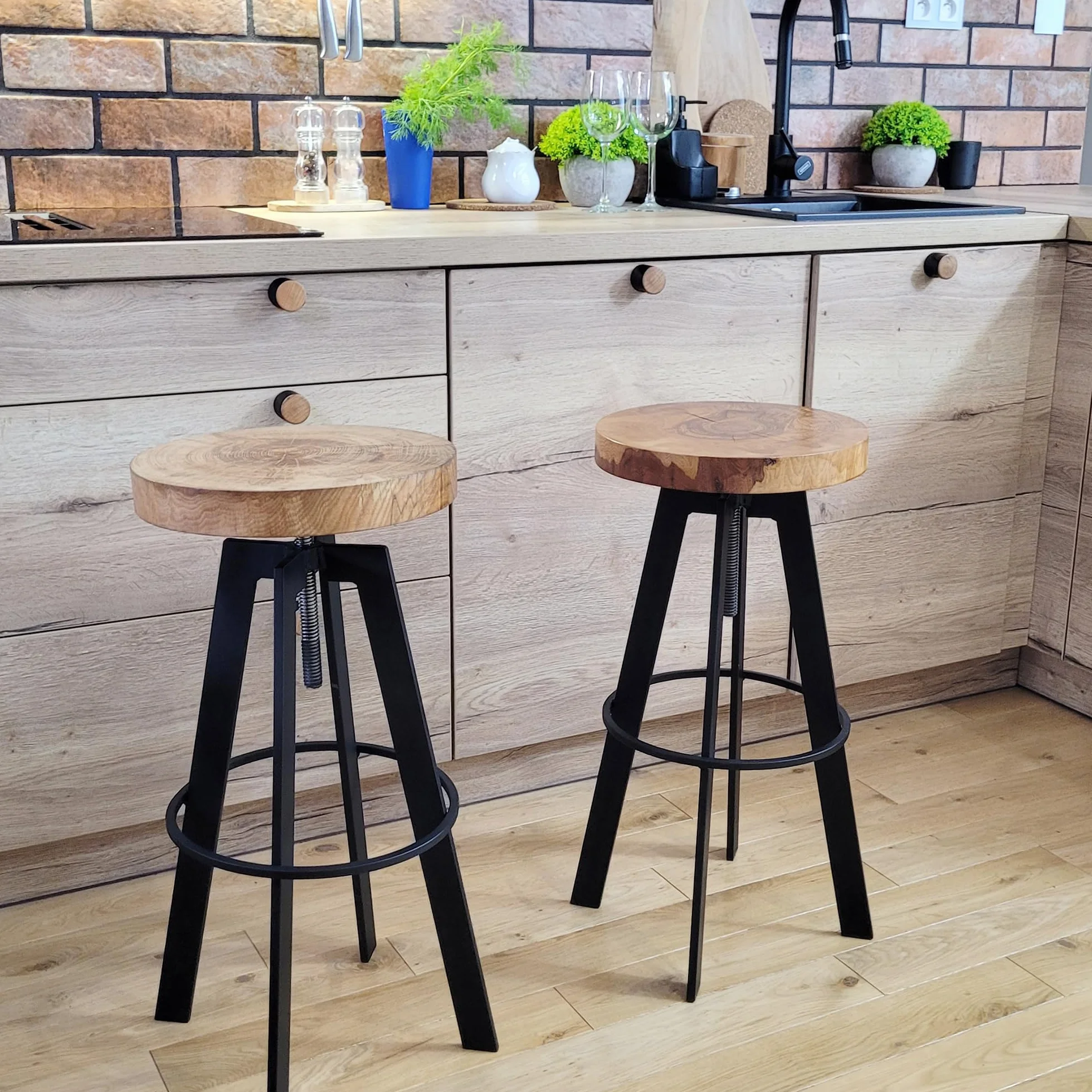 weeco Taboret z obrotowym drewnianym siedziskiem i metalowymi nogami. Stołek z regulacją wysokości siedziska, wysokość 65-80 cm, waga 13 kg