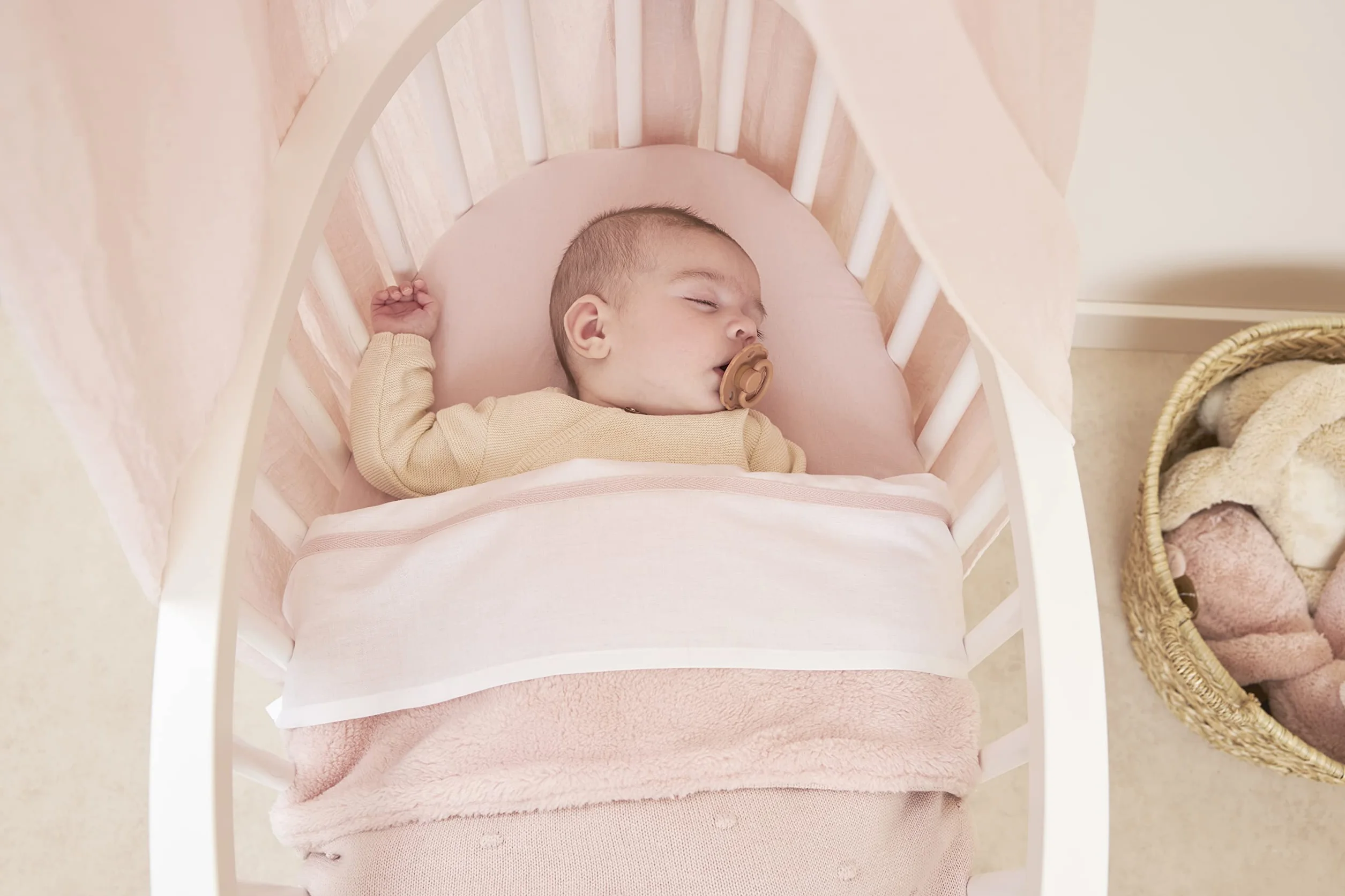 Meyco Baby Uni dopasowane prześcieradło do kołyski (prześcieradło z miękkiego dżerseju, wykonane w 100% z bawełny, oddychające, wymiary: 40 x 80/90 cm), Soft Pink