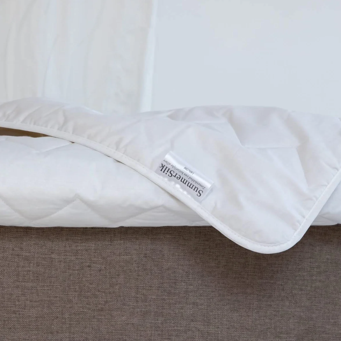 H&D Summer Silk Jedwabna kołdra letnia – wypełnienie ze 100% naturalnego jedwabiu dzikiego – poszycie z 100% czystej, miękkiej bawełny perkalowej – pojedyncza – 140 x 200 cm