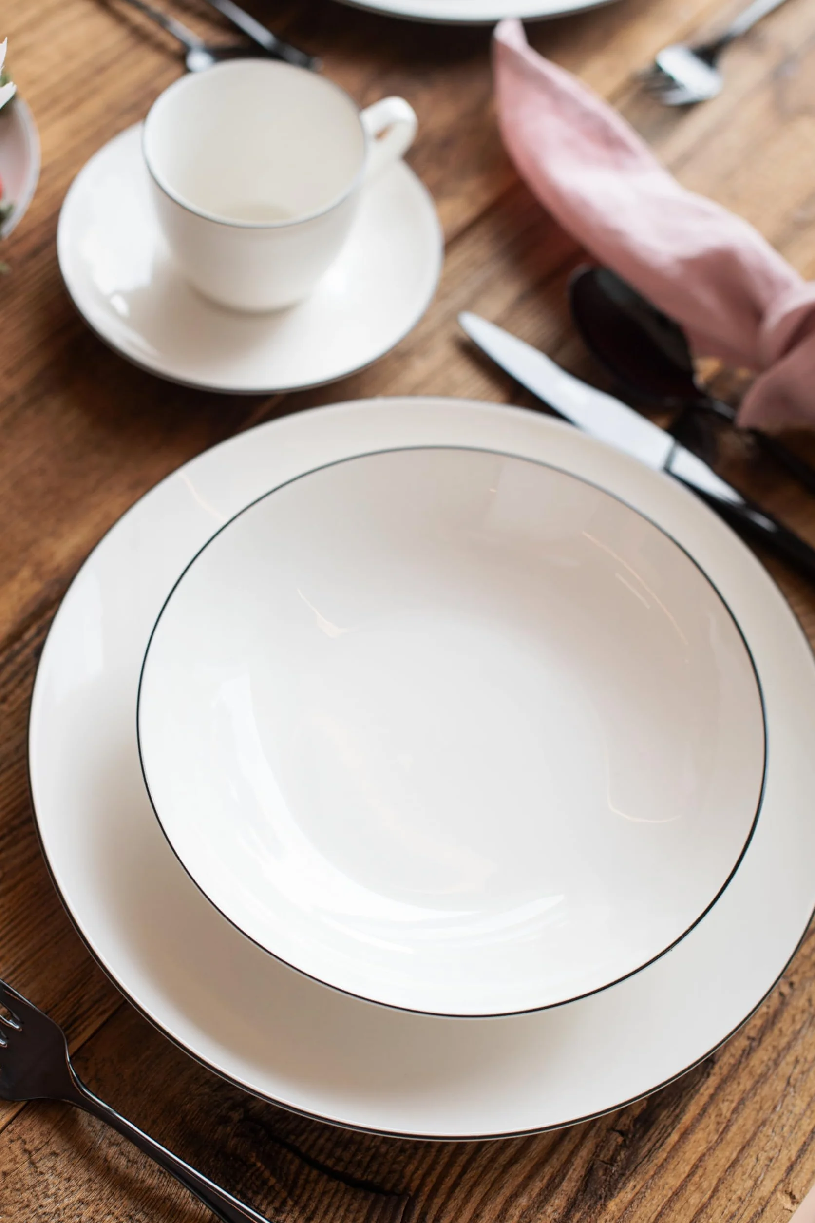 MÄSER Seria Felise, eleganckie naczynia do kawy dla 6 osób, ponadczasowe, z czarną krawędzią, porcelana, biała