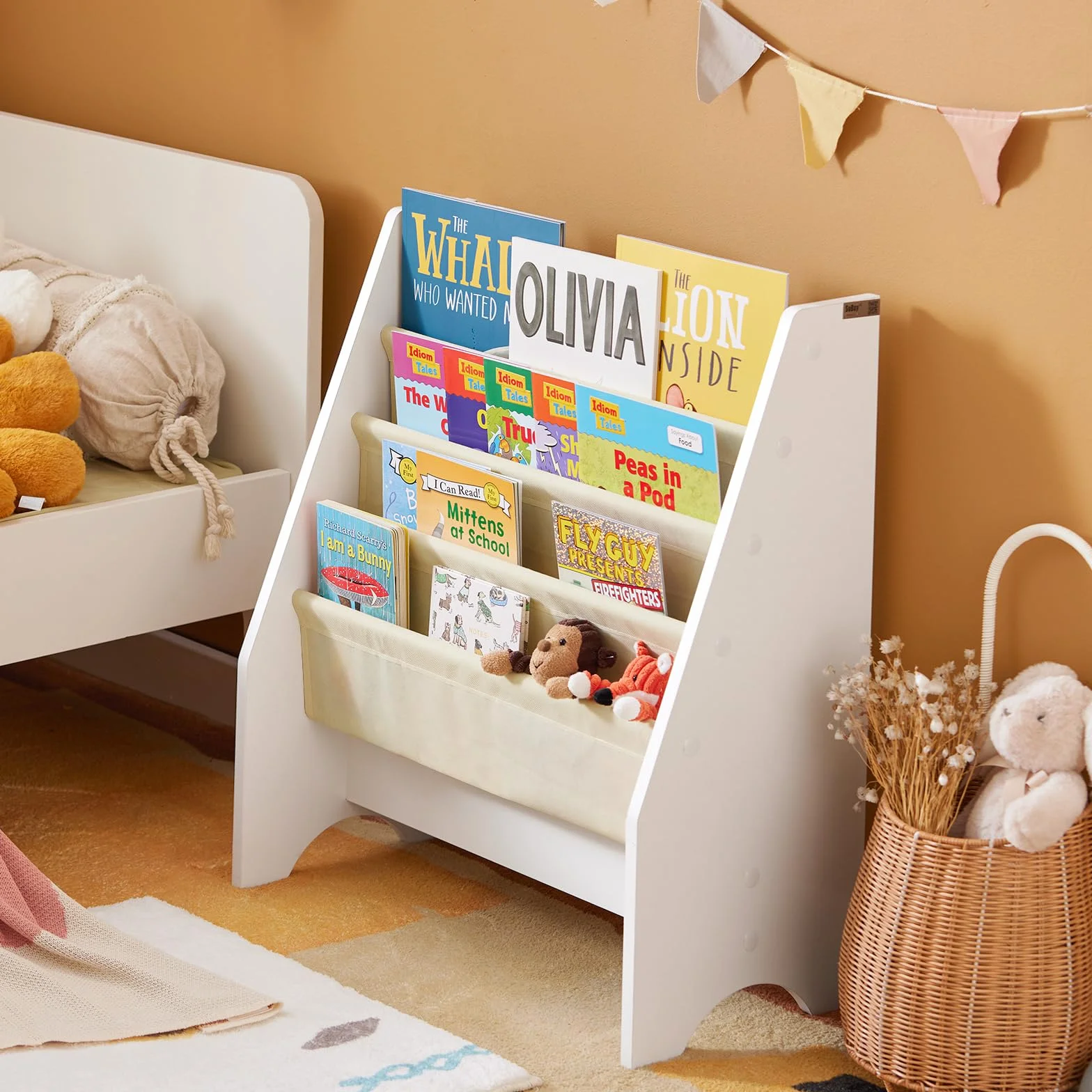 SoBuy Biblioteczka dla Dzieci, Regał na Książki i Leksaki z 4 Tkaninowymi Kieszonkami, Meble do Pokoju Dziecięcego do Organizacji Książek i Zabawek, Biały 62x30x71 cm FRG225-W