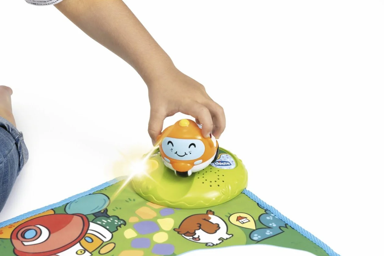 Chicco Elektroniczna mata do zabawy w mieście Turbo Ball Maxi 110 x 60 cm, interaktywny dywan ze światłami i quizami, 15 punktów interakcji, z 1 pojazdem Turbo Ball, dywan do samochodu, 1-4 lata