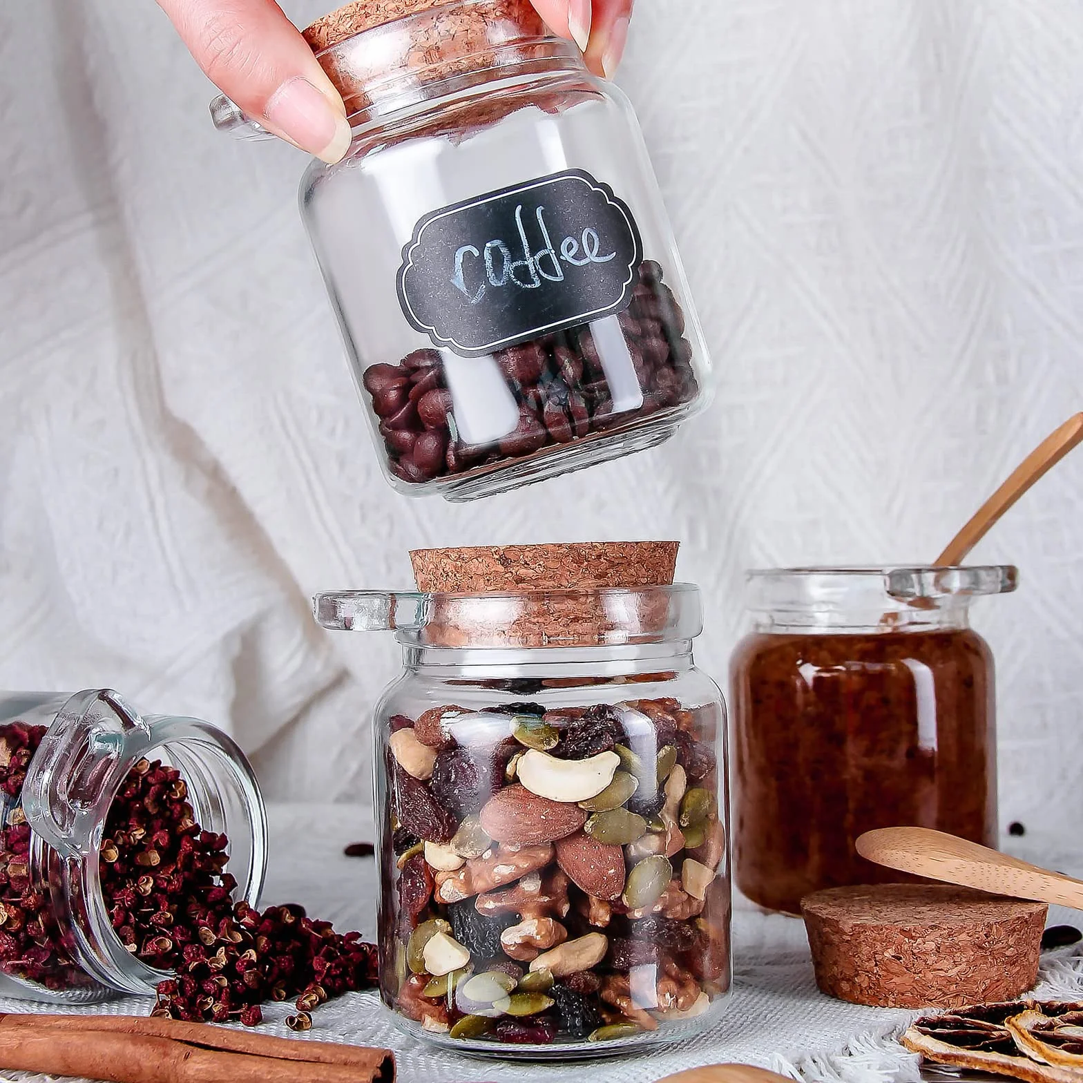 YEBODA Małe szklane słoiki do przechowywania 295 ml z pokrywkami korkowymi i łyżkami pojemniki na jogurt do spiżarni, łazienki, przypraw, miodu, musu, słodyczy, produkcji świec, DIY i sztuki, zestaw