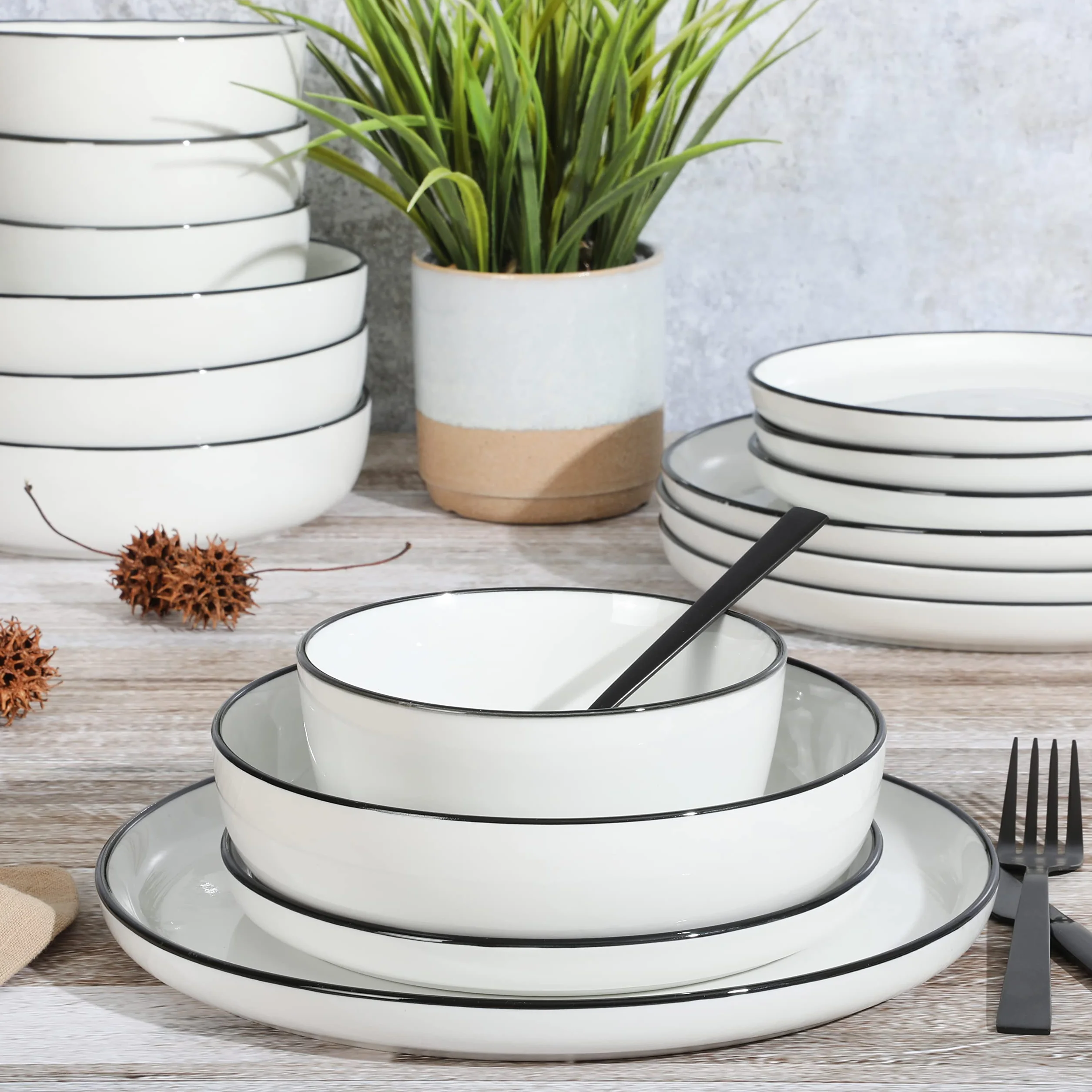 Gibson Home Oslo 16-częściowy porcelanowy zestaw zastawy stołowej, biały z czarną krawędzią