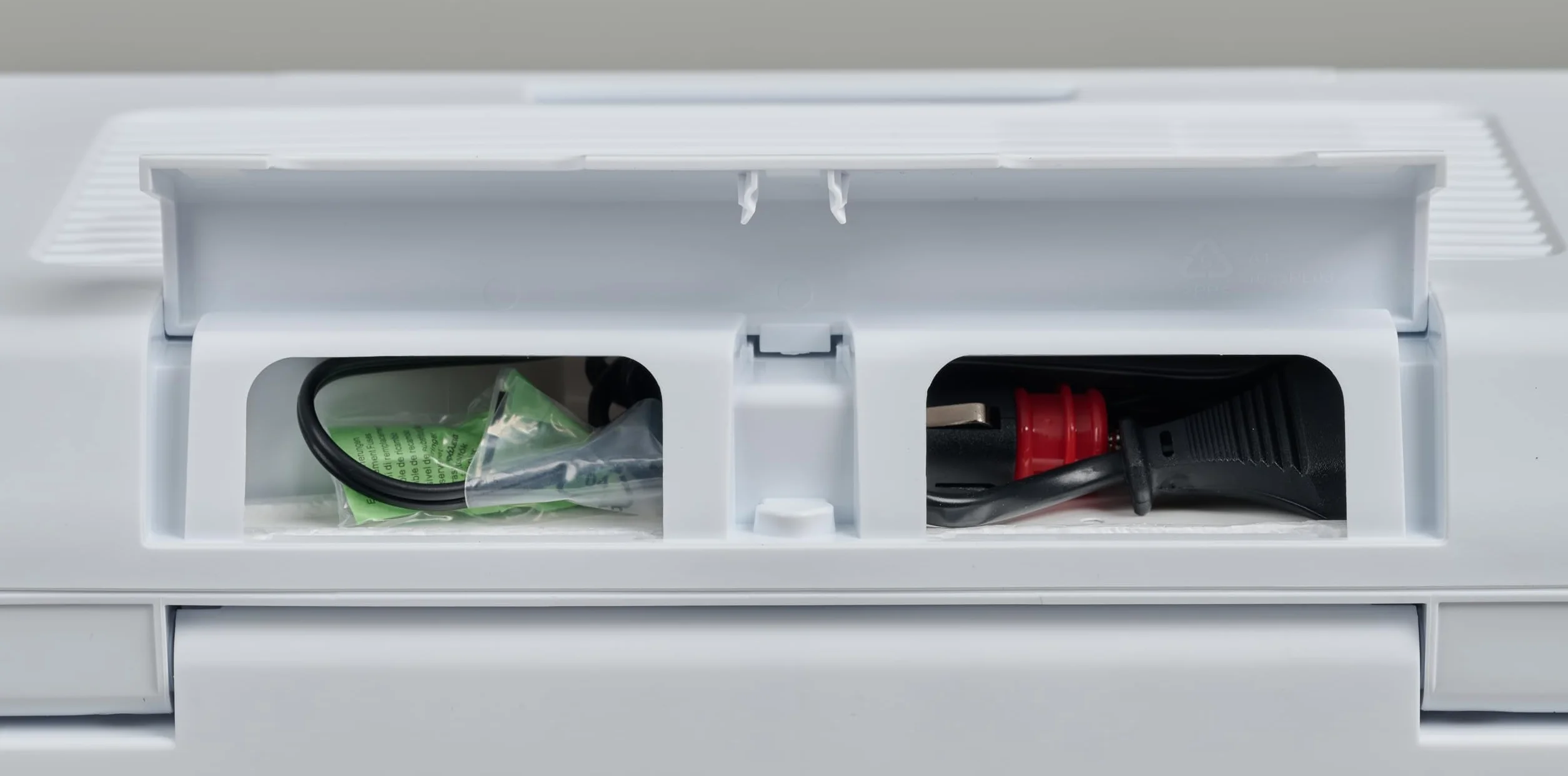 IGLOO IE27 elektryczna lodówka turystyczna 12V/230V, 26L – kompaktowa lodówka samochodowa na kemping, wakacje, łódź i festiwale, lekka i przenośna, ze schowkiem na kabel oraz trybem Eco/Max