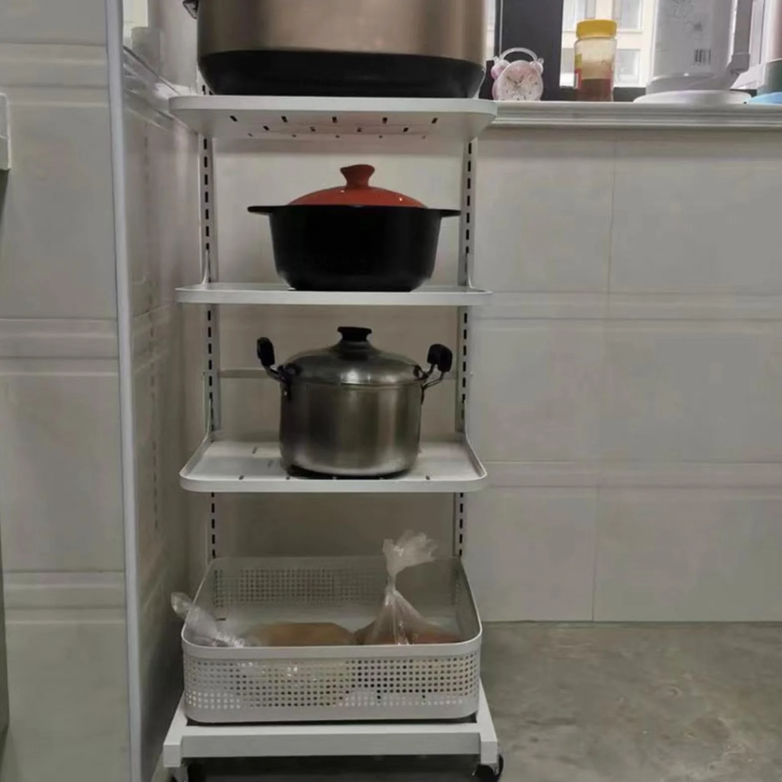 Biała szafka kuchenna Panfor – oszczędność miejsca na patelnię i uchwyt na pokrywkę, 3 deski i 1 kosz do szafek narożnych, wydajny stojak na talerze