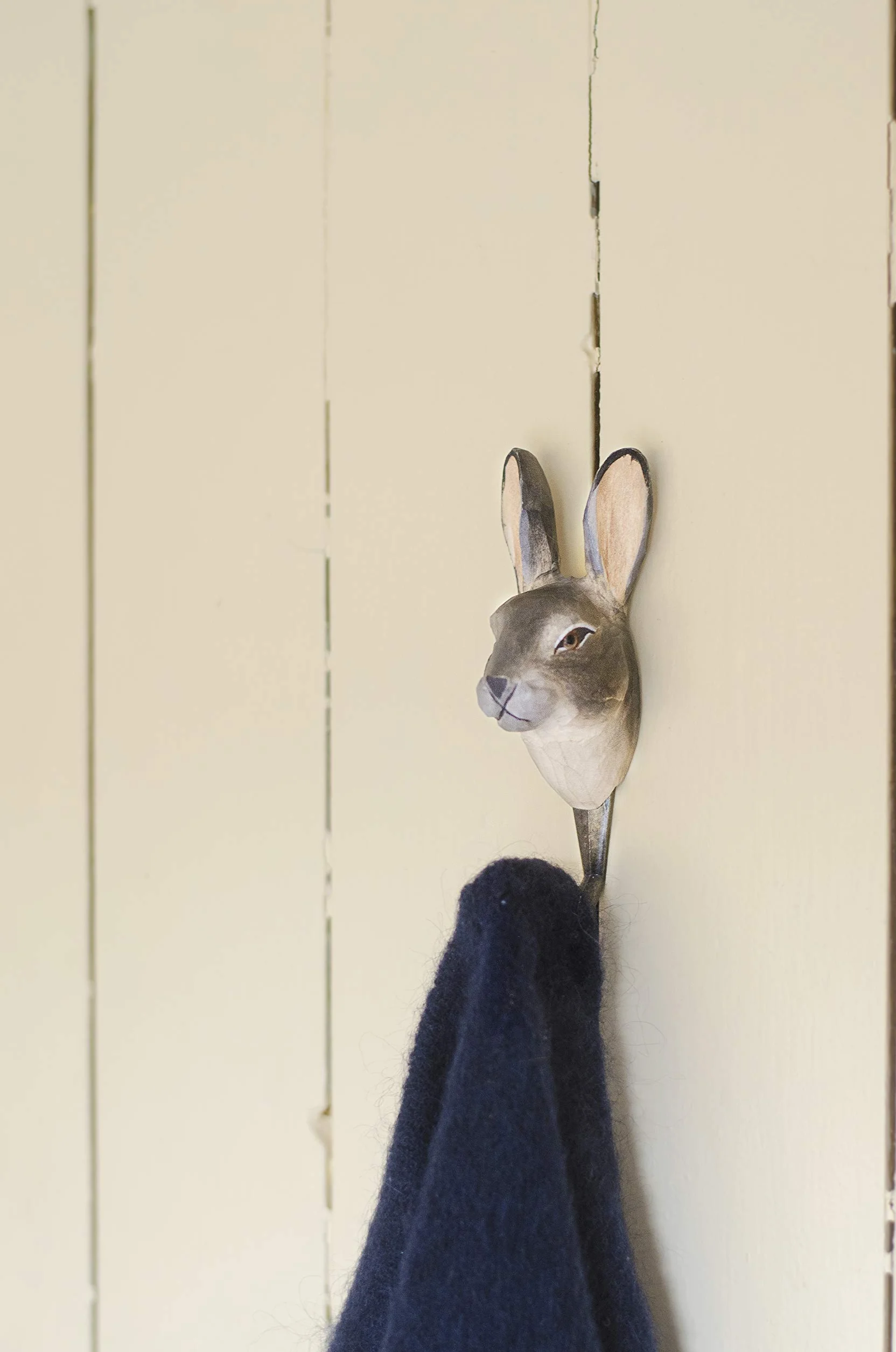 WILDLIFEGARDEN Wildlife Garden WG510 hak zając śnieżny – ręcznie rzeźbiony haczyk zwierzęcy z drewna i metalu – kolekcja zwierząt europejskich