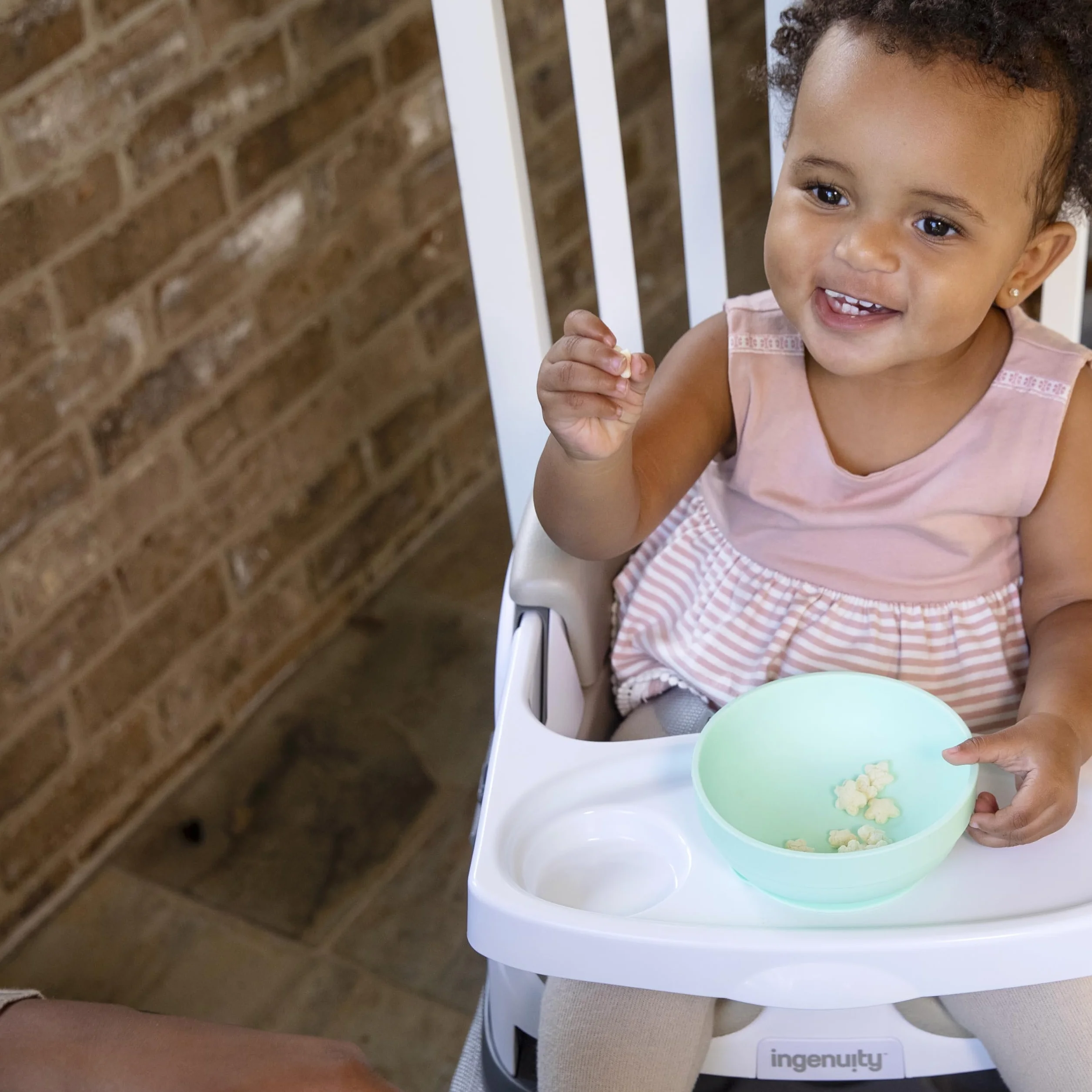 Ingenuity Baby Base 2 w 1, fotelik dziecięcy w kolorze kaszmirowym, fotel podwyższający, siedzisko do jadalni i karmienia dla małych dzieci, łatwe do czyszczenia, ze zdejmowaną i samoskładującą się tacą, dla dzieci od 6 miesięcy