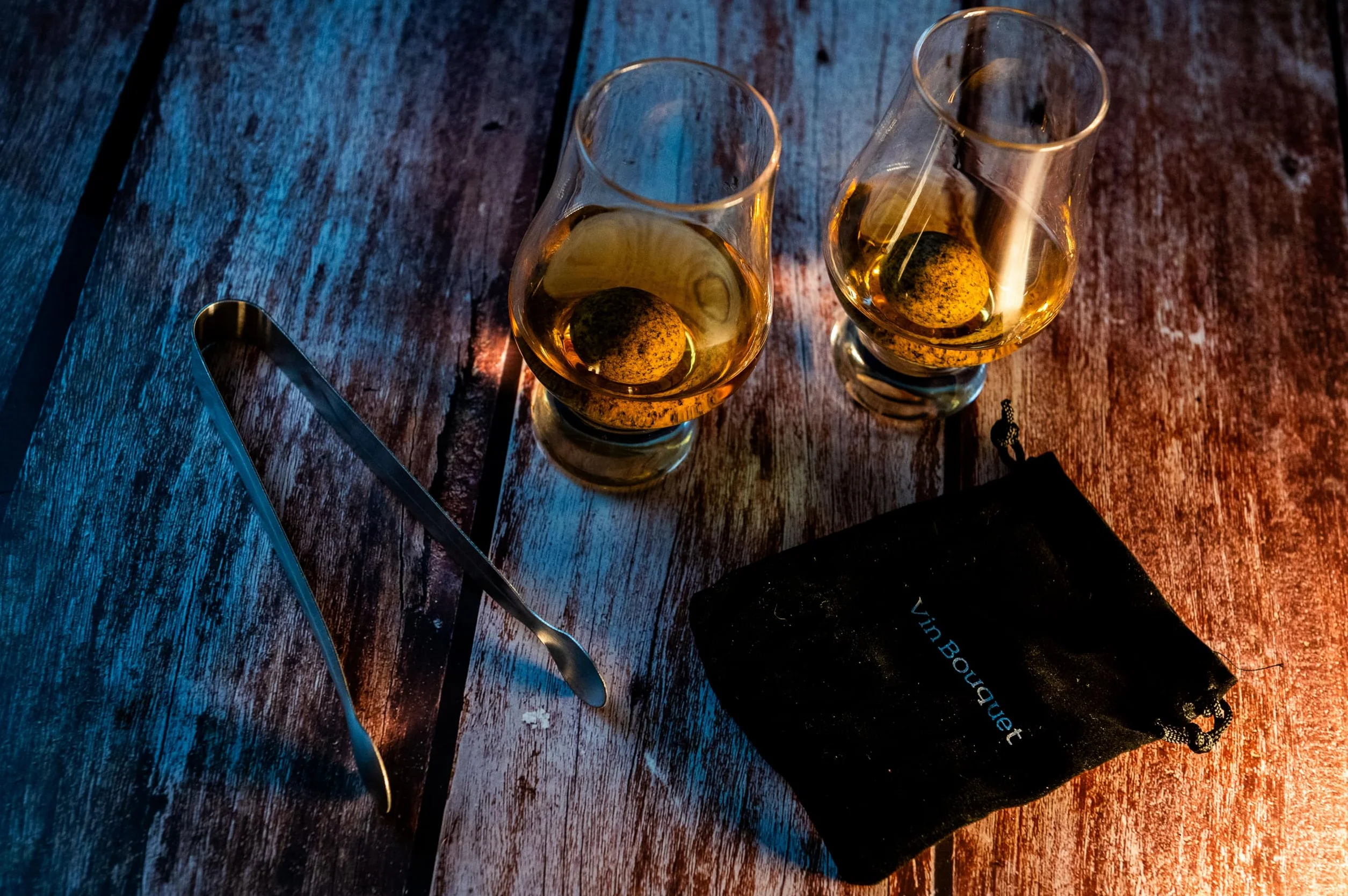 VB VIN BOUQUET FI 1553 SET Klasyczny zestaw do whisky z 2 szklankami 300 ml, kamieniami granitowymi i szczypcami ze stali nierdzewnej, pudełko prezentowe