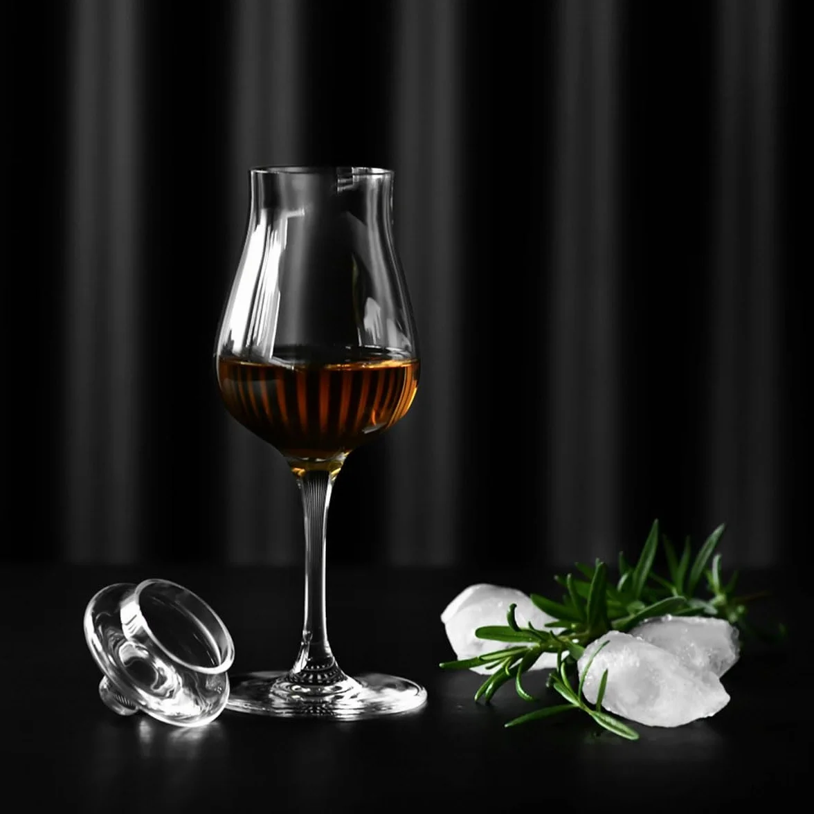 KROSNO | Degustacyjny kieliszek do whisky i szkockiej | Pojemność 110 ml | Kolekcja Perfect Serve Aroma| Produkcja ręczna | Ze szklaną przykrywką | Bezołowiowe szkło kryształowe | Mycie ręczne