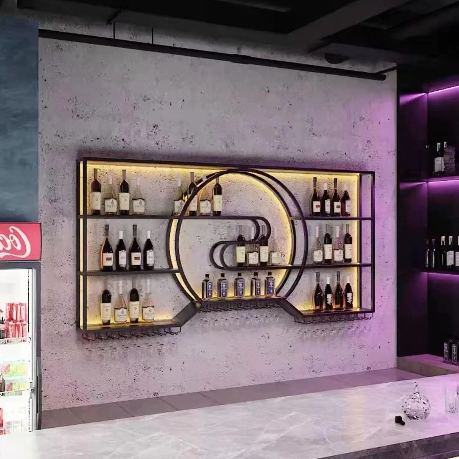 Naścienny stojak na wino z listwą świetlną LED – półka ekspozycyjna na butelkę alkoholu o dużej pojemności z wieszakiem na kieliszki do kuchni, jadalni, baru domowego, salonu
