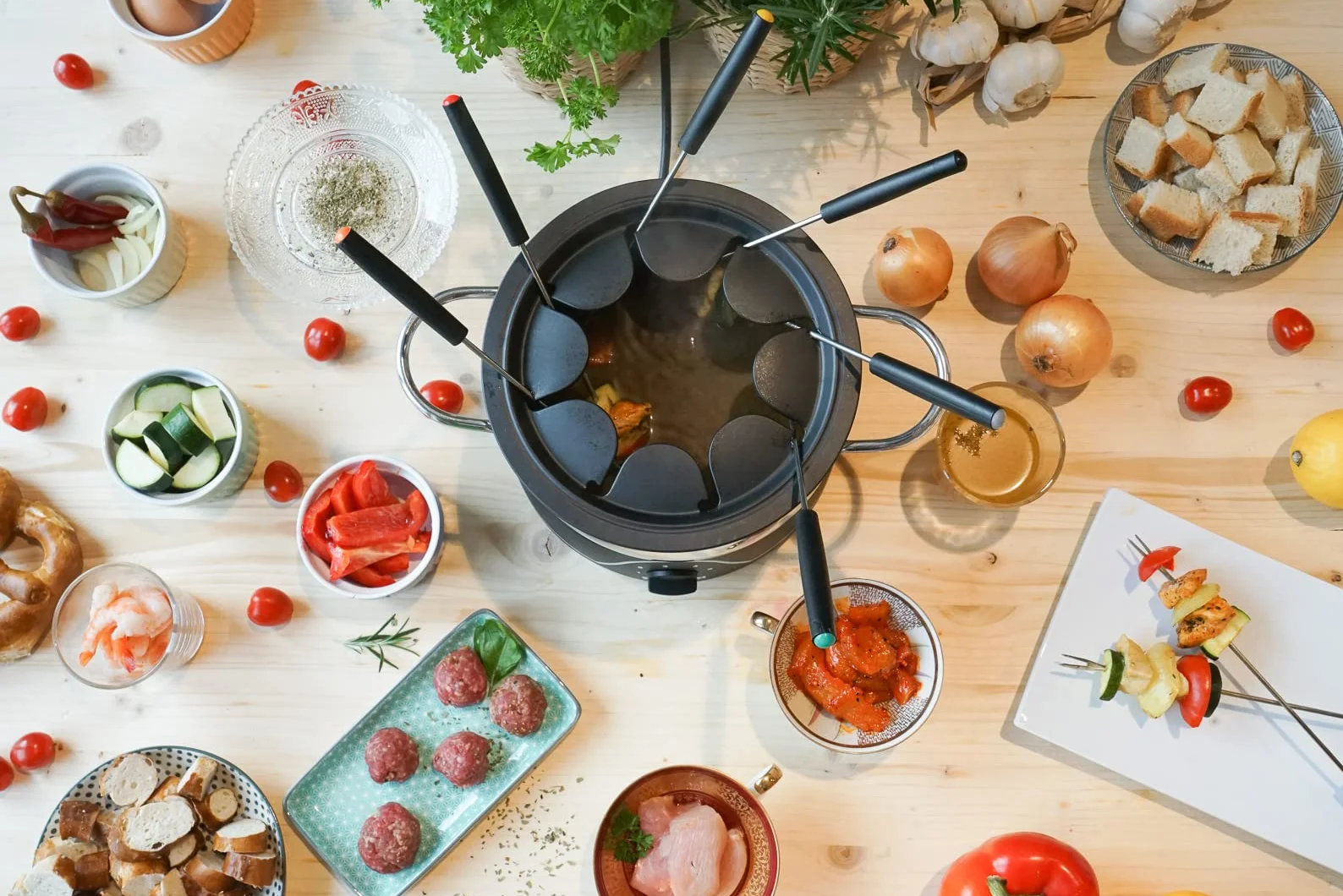 Fondue połączone z naleśnikarką SEVERIN FO 2471, urządzenie 2w1, zestaw z 8 widelcami nadającymi się do mycia w zmywarce, zdejmowana płyta do naleśników, moc 1500 W