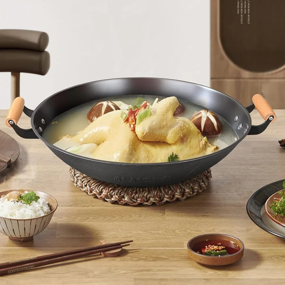 Wok żeliwny, tradycyjna ręcznie młotkowana patelnia z podwójnymi drewnianymi uchwytami, nieprzywierająca, uniwersalna niezbędna do gotowania, 40 cm