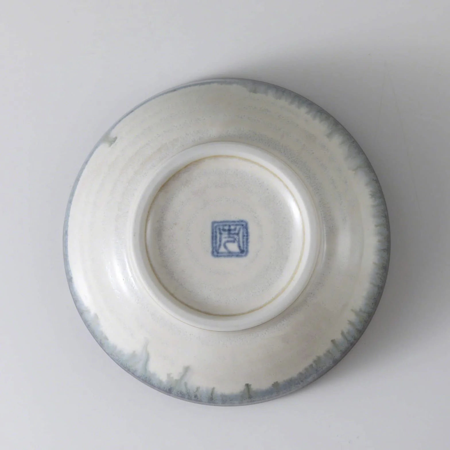 Wazakura Minoyaki Japoński zestaw narzędzi Ikebana – mały okrągły ceramiczny wazon na kwiaty i żaba Kenzan do układania kwiatów (biały i niebieski wazon + 61 mm mosiądz Kenzan)