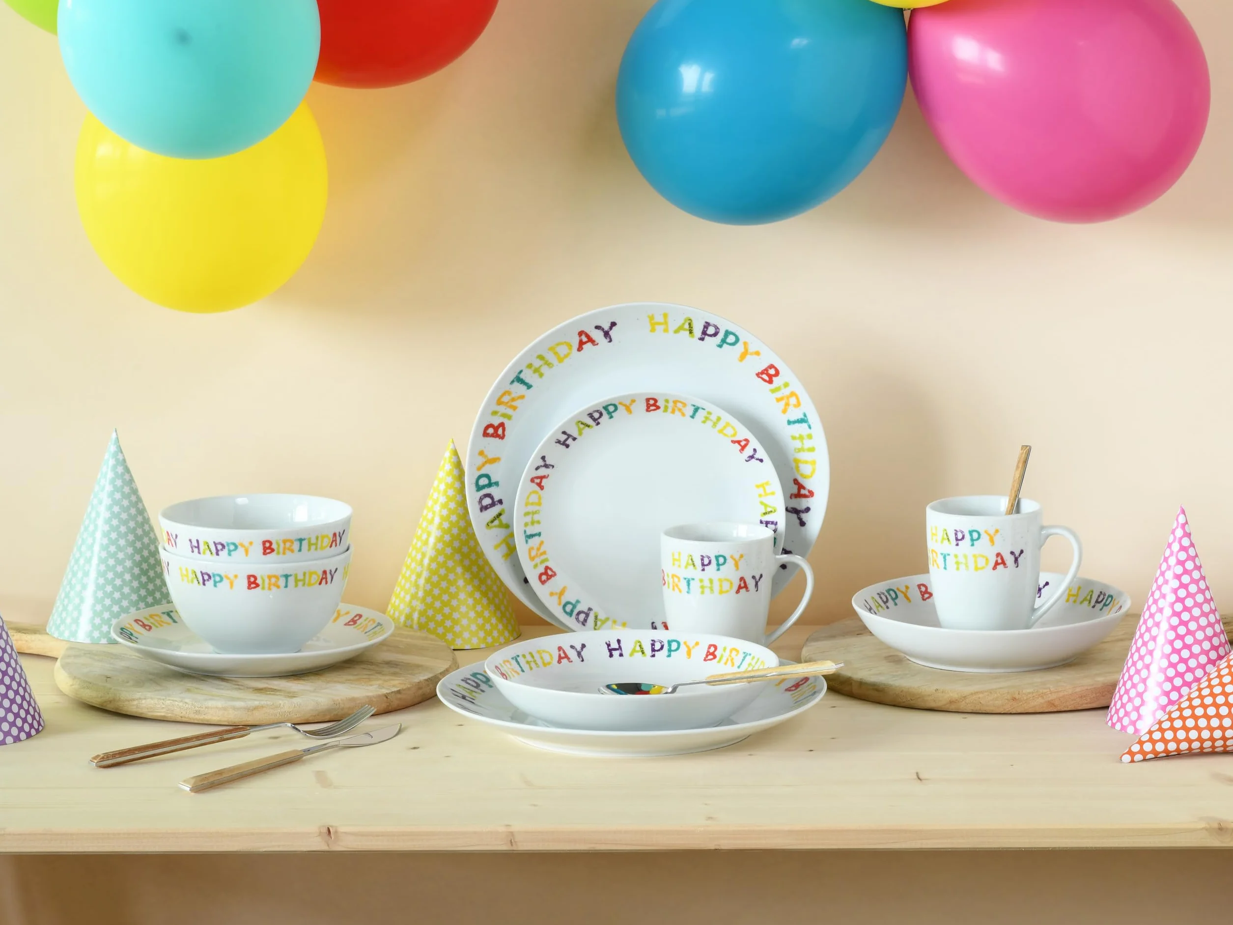 CreaTable, 24168, seria Happy Birthday, 10-częściowy zestaw naczyń dla 2 osób, porcelanowy serwis łączony, nadaje się do mycia w zmywarce i używania w kuchence mikrofalowej, wysokiej jakości produkcja