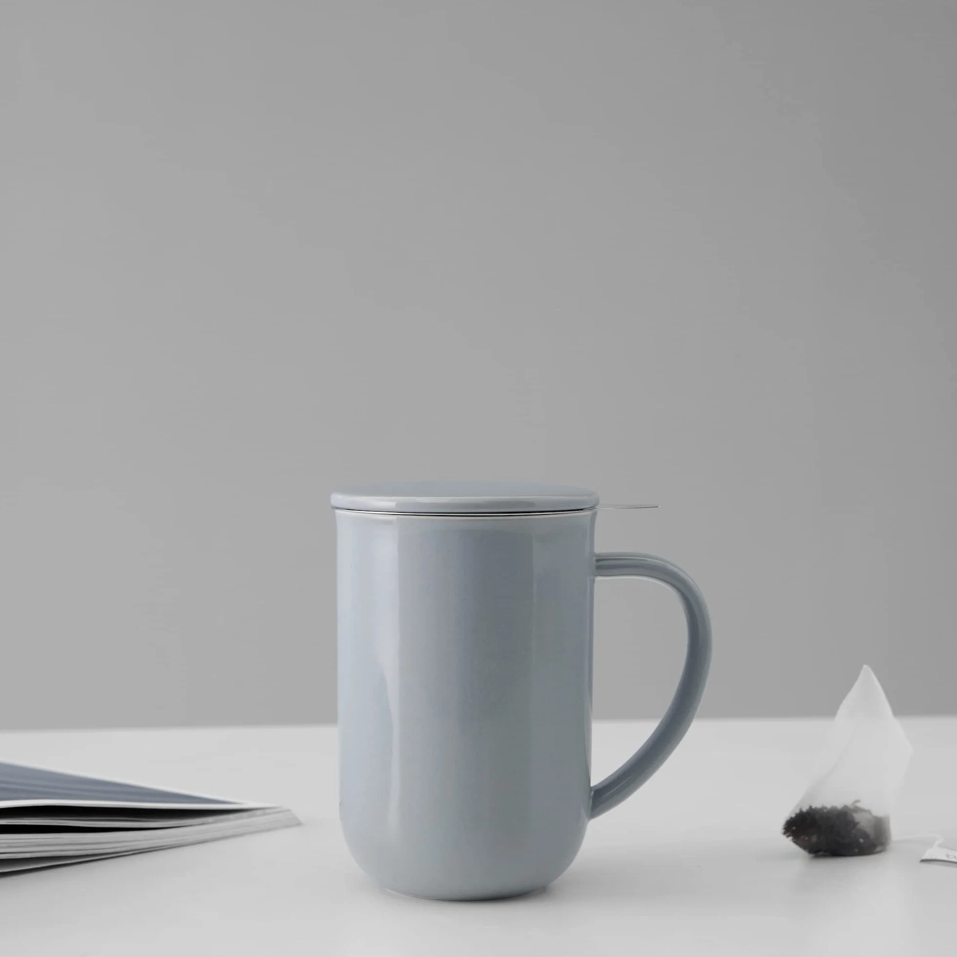 Viva Scandinavia Porcelanowa Filiżanka do Herbaty z Sitkiem, Kubek z Pokrywką i Uchwytem, Sitko ze Stali Nierdzewnej, 0,55 Litra, Niebieski
