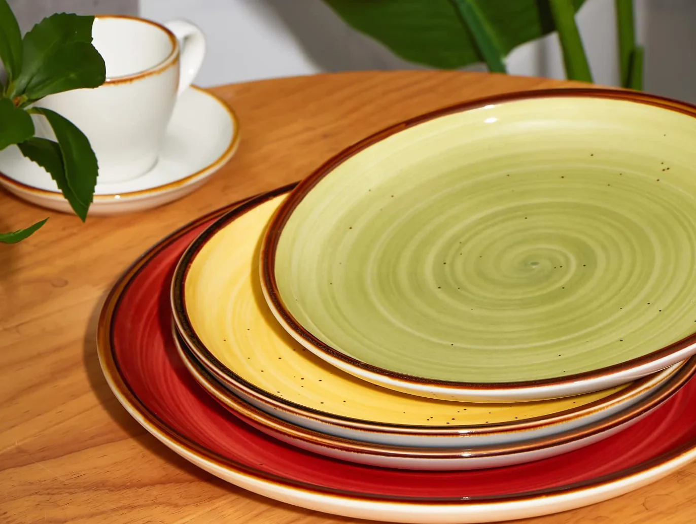 ONEMORE Porcelanowe talerze obiadowe, 21,5 cm, deserowe talerze sałatkowe, ceramiczne talerze z plamkami, zestaw 4 szt., nadaje się do kuchenki mikrofalowej, piekarnika i zmywarki