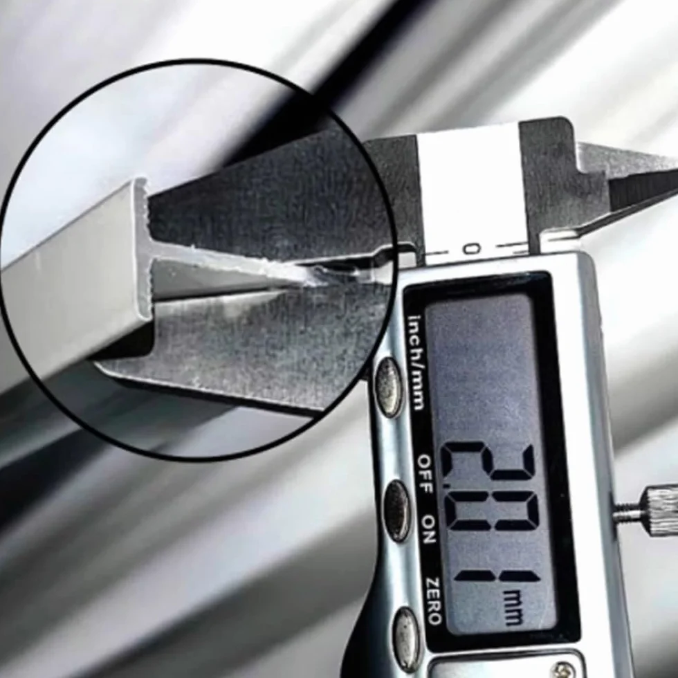 Biały aluminiowy system szyn sufitowych, elastyczny uchwyt ścienny prysznicowy zawiera akcesoria dostępne w długościach 4 m, 5 m dla łatwej instalacji i wszechstronnego zastosowania