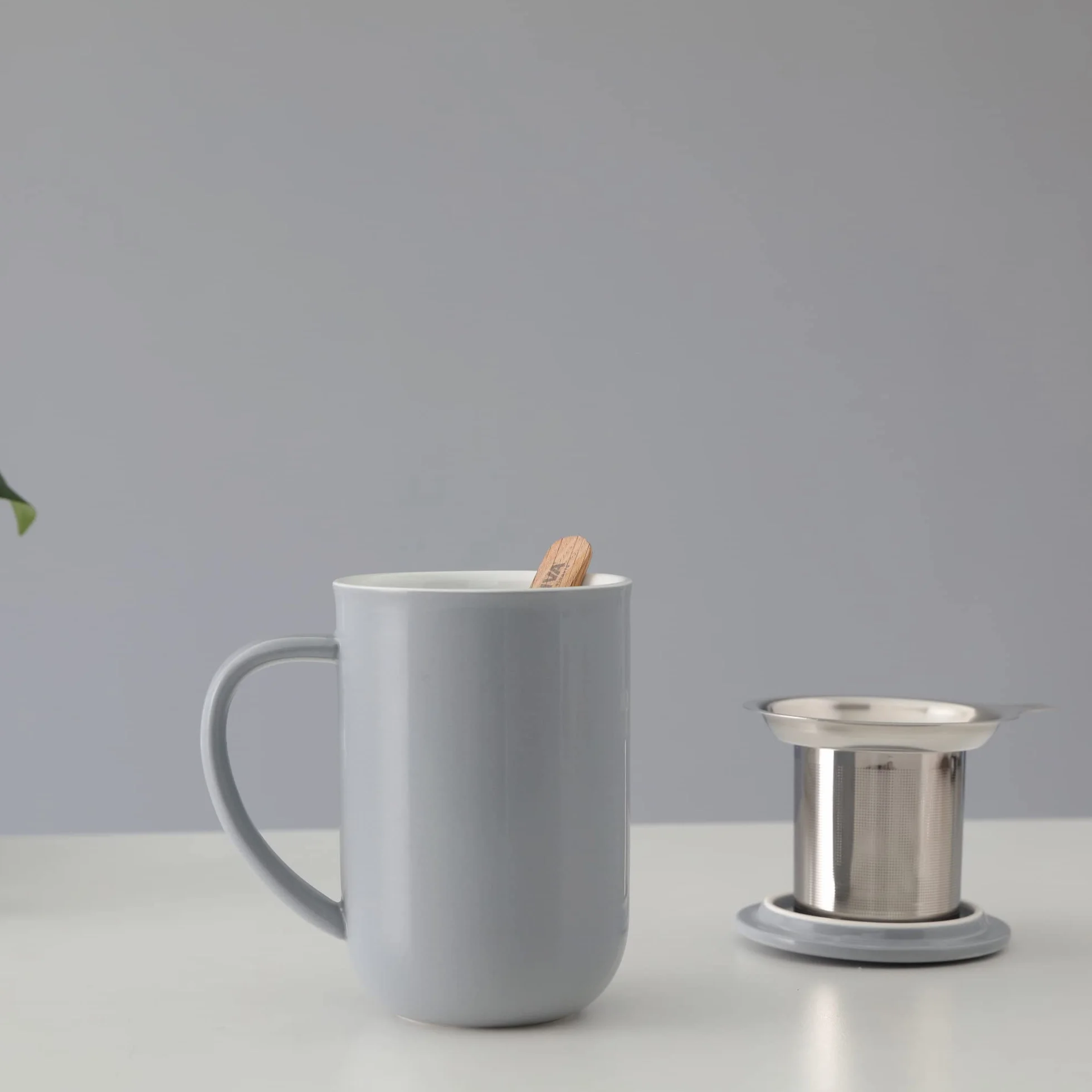 Viva Scandinavia Porcelanowa Filiżanka do Herbaty z Sitkiem, Kubek z Pokrywką i Uchwytem, Sitko ze Stali Nierdzewnej, 0,55 Litra, Niebieski