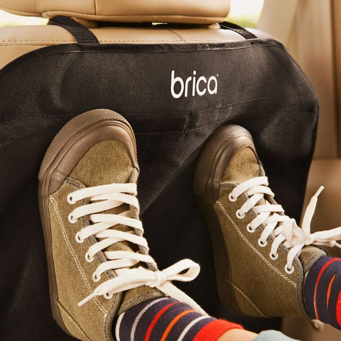 Brica by Munchkin Deluxe bardzo duże maty do ochrony przed kopaniem foteli samochodowych, chronią przed zarysowaniami, wilgocią i brudem, czarne, opakowanie 2 szt