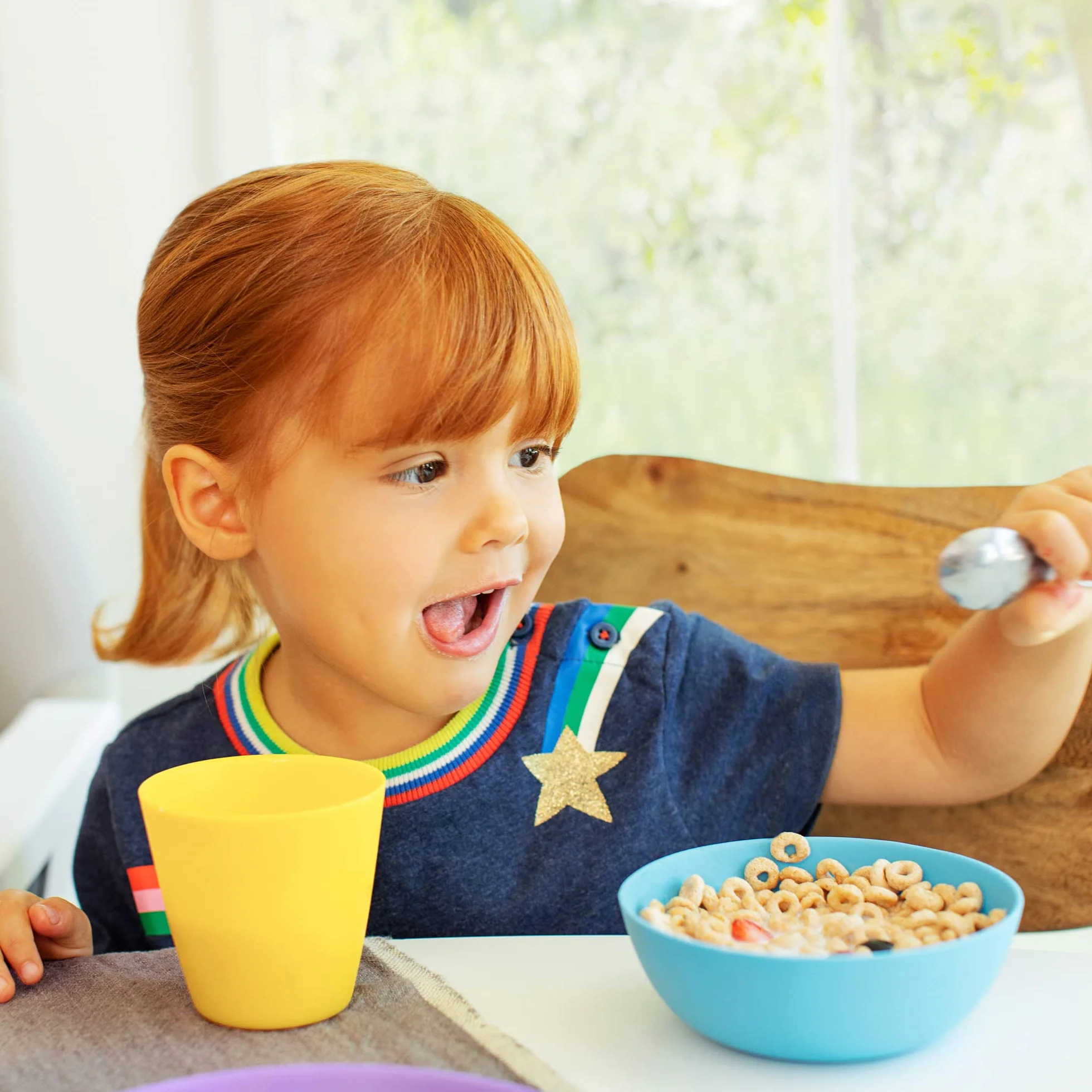 Munchkin Miski dla wielu maluchów i niemowląt, zestaw jasnych plastikowych misek, nadają się do mycia w zmywarce, bez BPA, można układać w stos, 8 sztuk