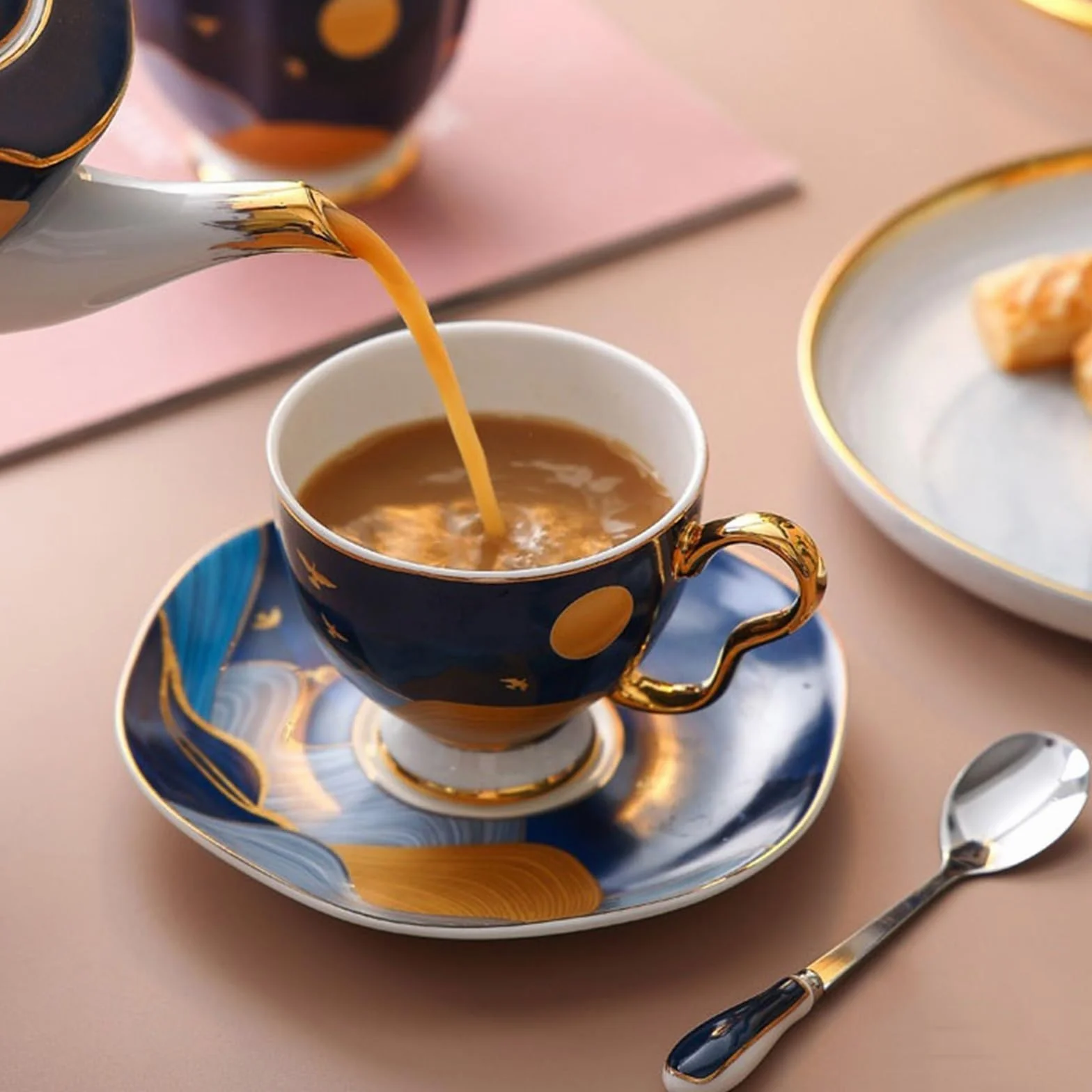 Kubek do kawy - lekki luksusowy wysokiej jakości zestaw filiżanek i spodków z porcelany kostnej - eleganckie kubki do herbaty kwiatowej na brytyjską popołudniową herbatę, idealne świąteczne prezenty