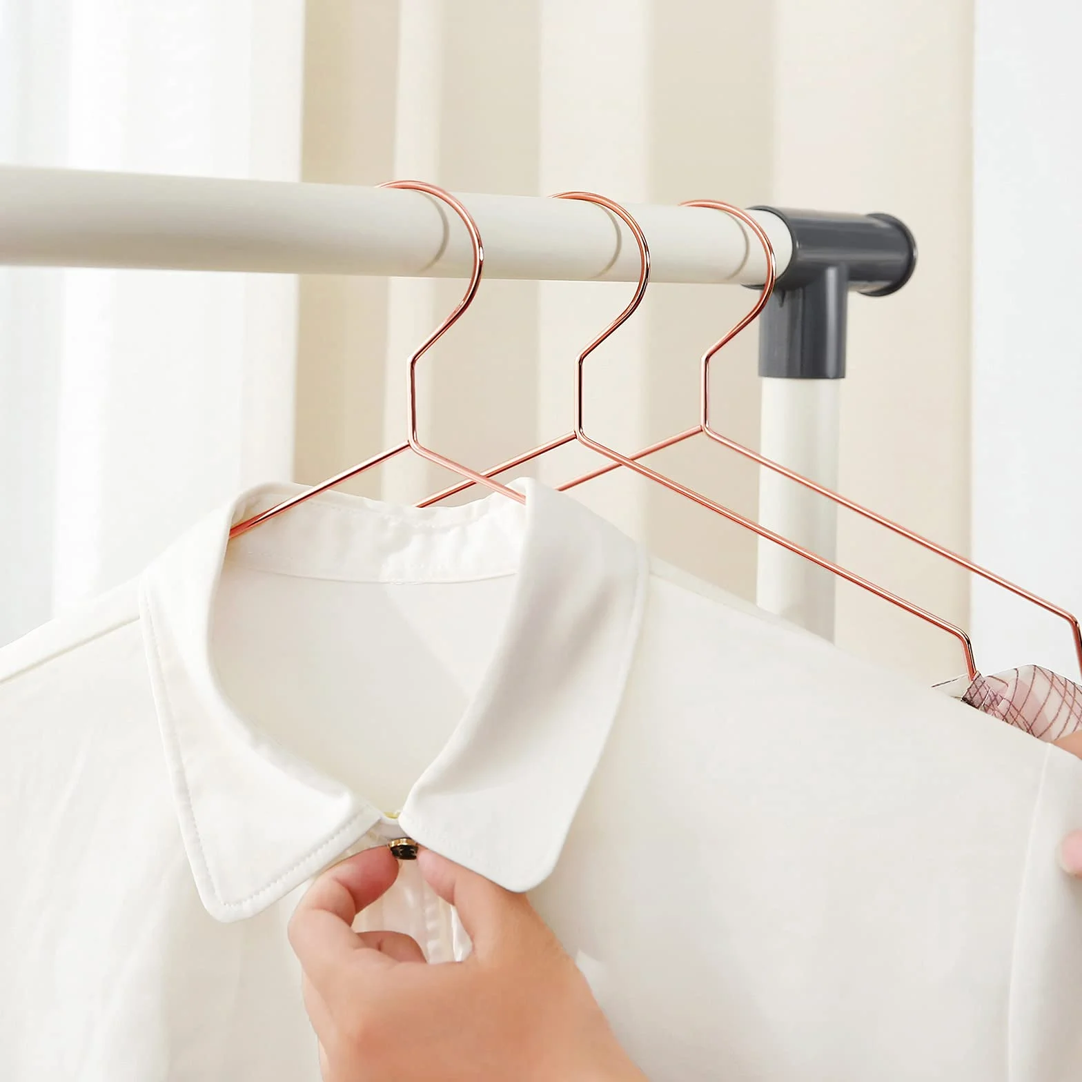 SONGMICS wieszaki na ubrania z metalu, 20 szt., stylowe chromowane, odporne na korozję, nie zajmują dużo miejsca, 42 cm długości, różowe złoto, CRI44R20