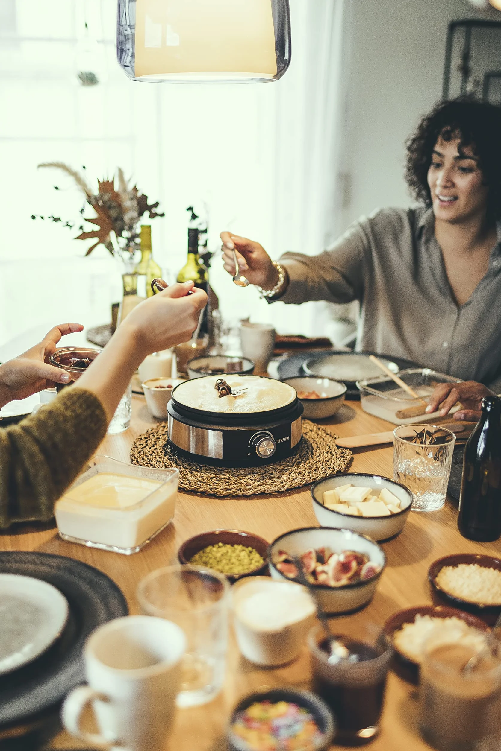 Fondue połączone z naleśnikarką SEVERIN FO 2471, urządzenie 2w1, zestaw z 8 widelcami nadającymi się do mycia w zmywarce, zdejmowana płyta do naleśników, moc 1500 W