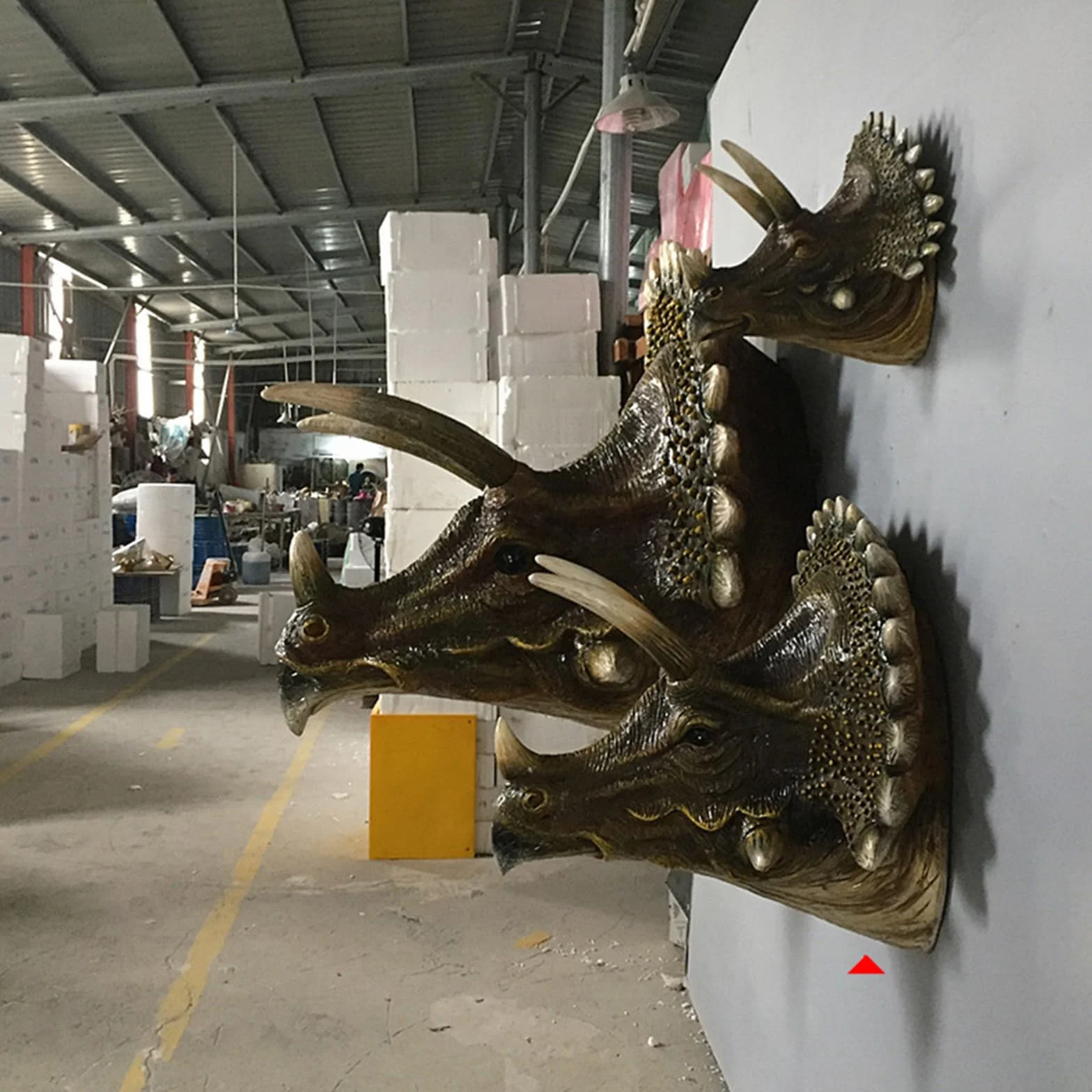 YXCQHZM Głowa dinozaura rzeźba Triceratops montowana na ścianie wisząca dekoracja tablica figurka realistyczna replika ziemia przed czasem epoka lodowcowa dinozaury