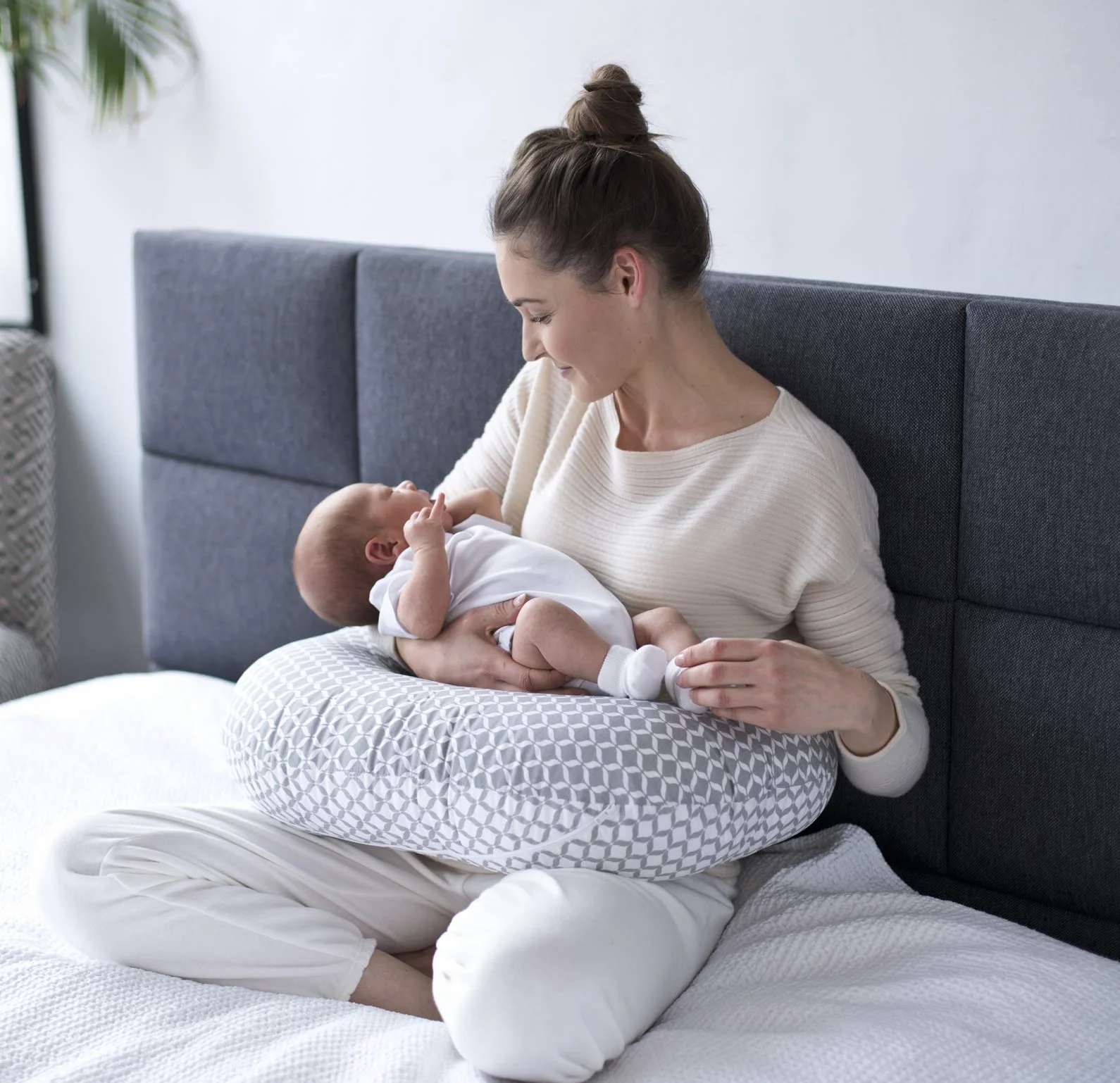 Motherhood 5901320000000 Ergonomiczna Poduszka do Karmienia, Szary, 54 x 36 x 16 cm