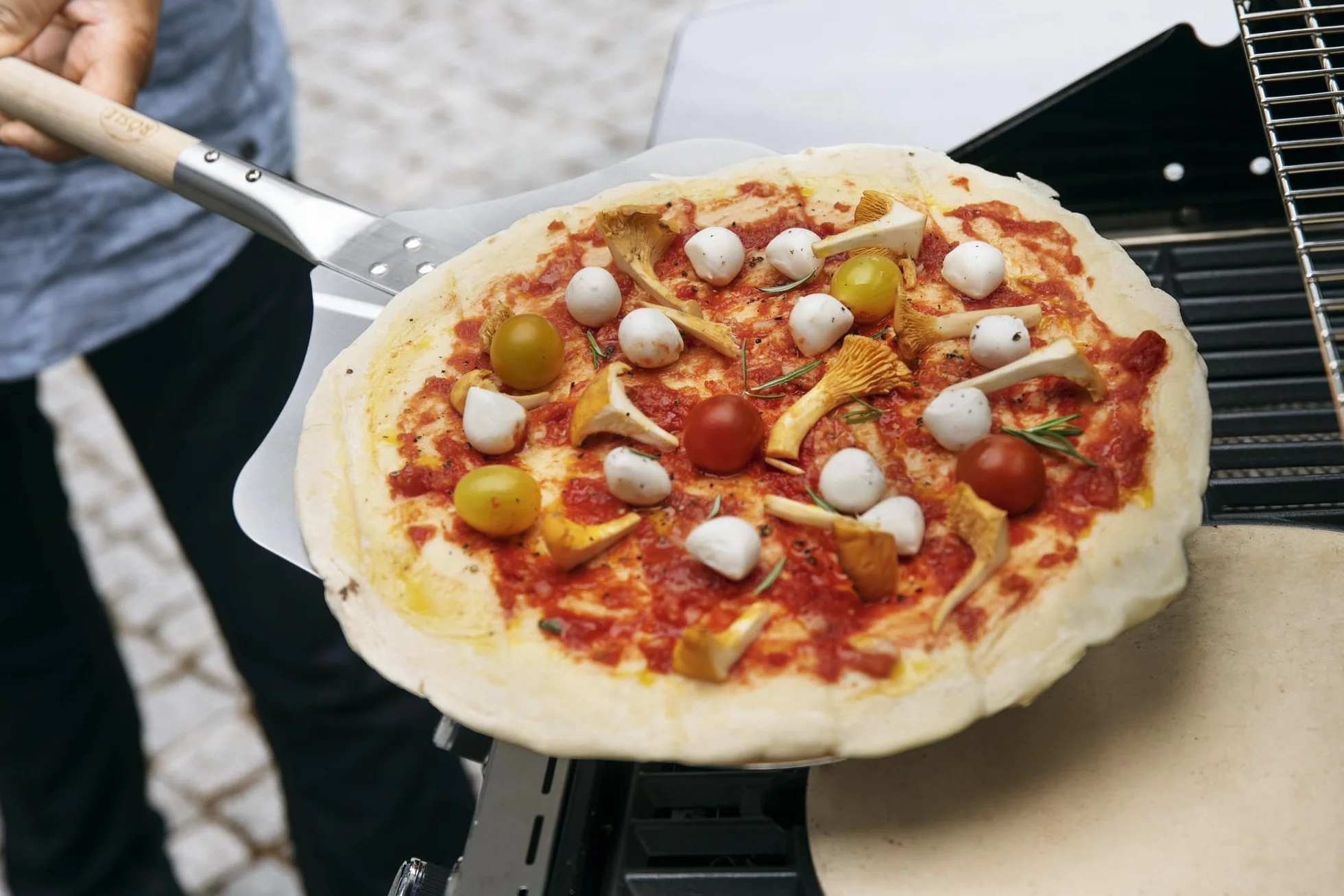 RÖSLE VARIO kamień do pizzy, wysokiej jakości kamień do pizzy z szamotu do przygotowania pizzy, tart typu flammkuchen, chleba itd. na grillu lub w piekarniku, 30 cm