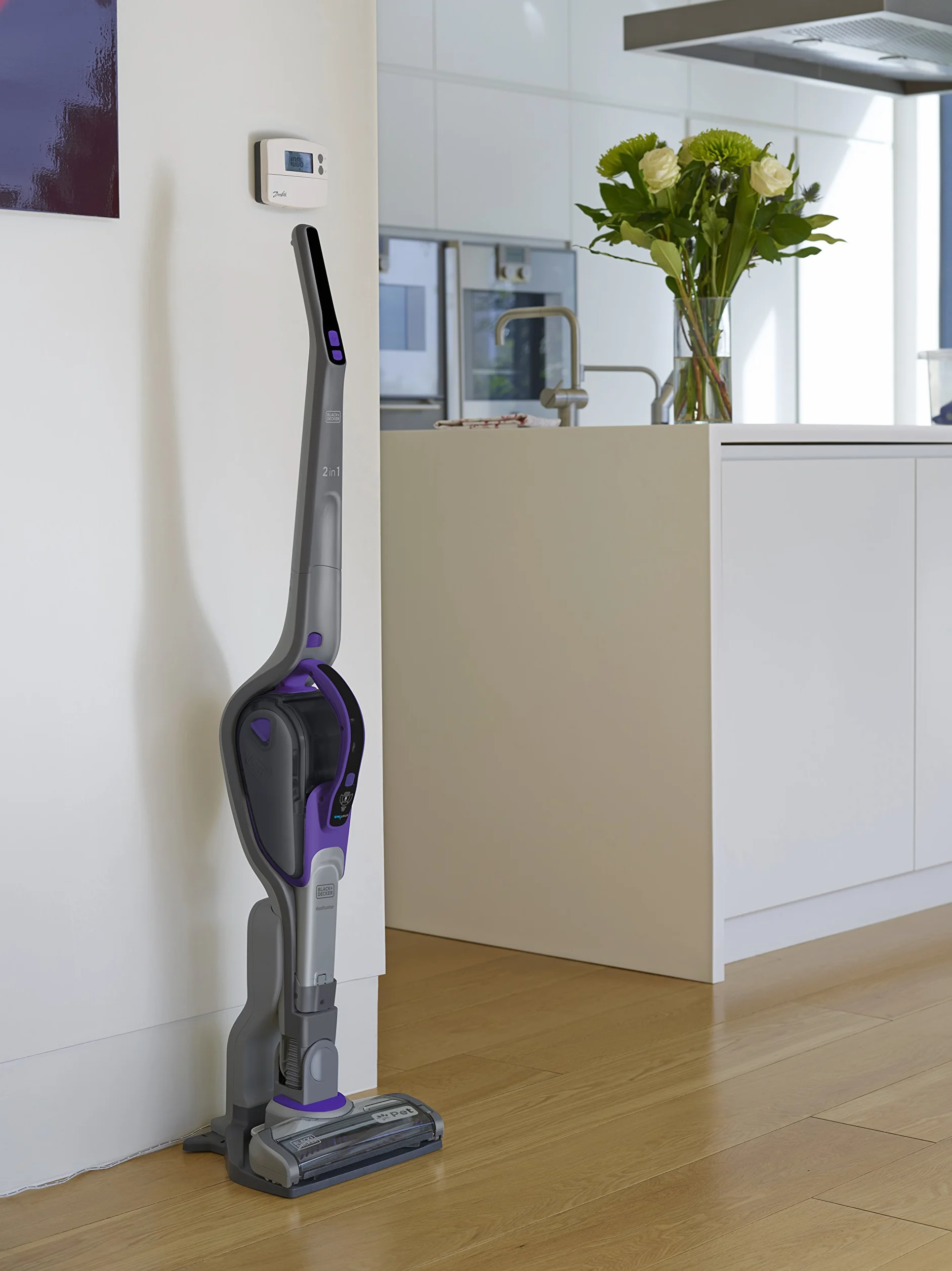 SVJ520BFSP-QW - Aspirador 2en1 18V 2Ah con tecnología SMART TECH™. Zawiera cepillo para mascotas y filtro con aroma de algodón. Podstawa ładunku. Se mantiene de pie. Boquilla rozszerzalny y cepillo